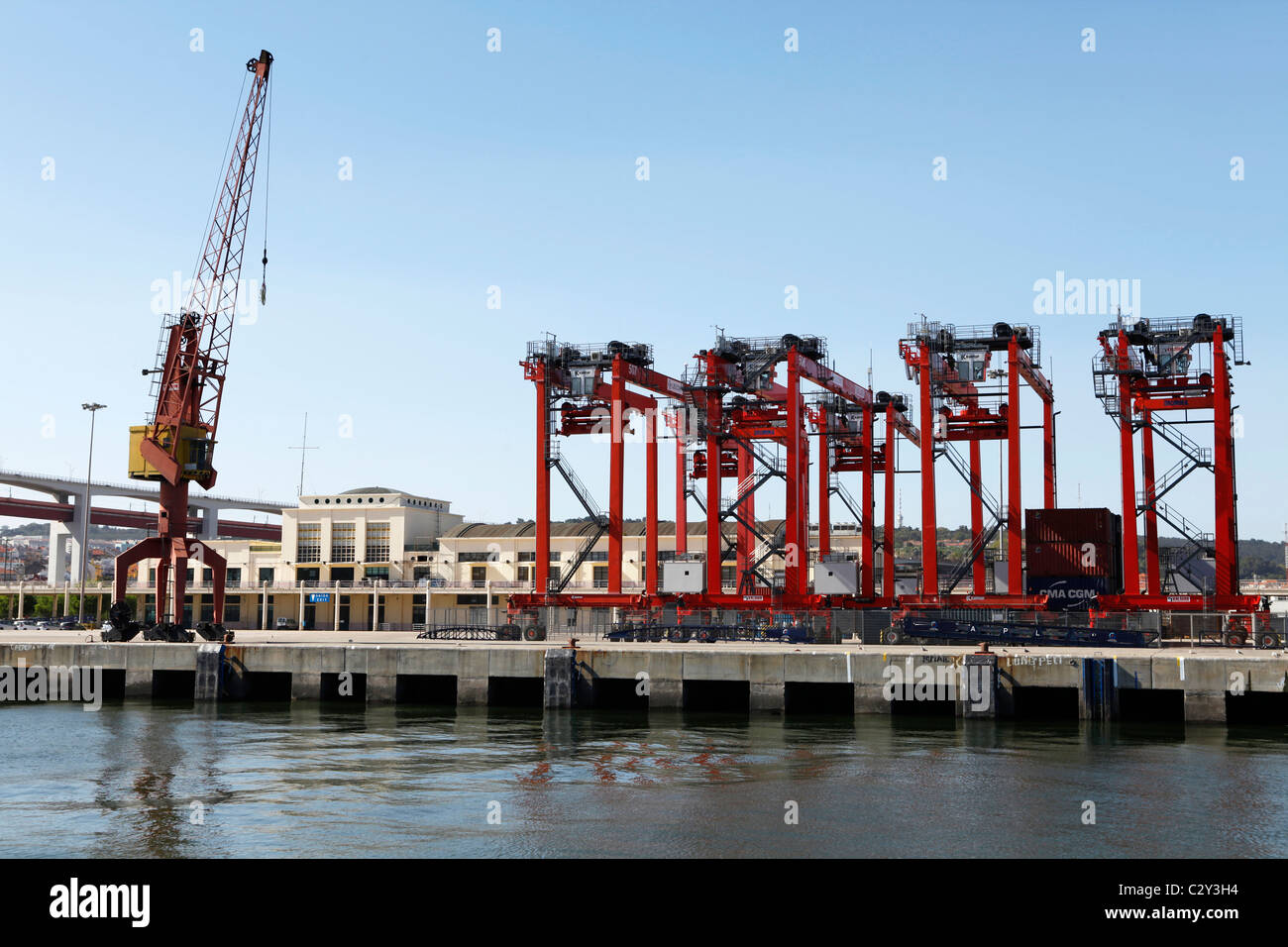Gru presso la Stazione Marittima di Rocha conte di Obidos a Lisbona, Portogallo. Foto Stock