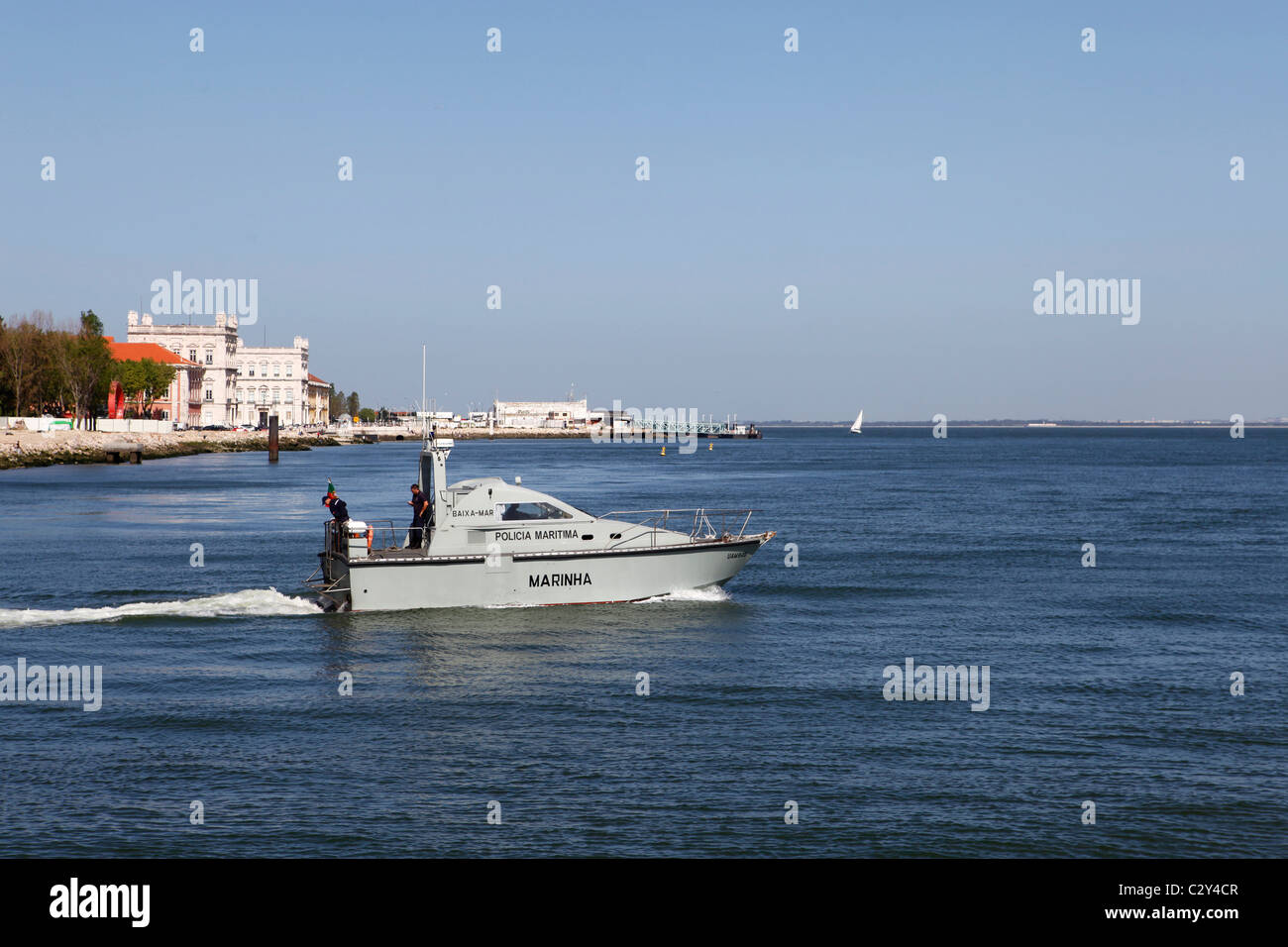 La polizia marittima (Policia Maritima) di pattuglia in una barca sul fiume Tago (Rio Tejo) a Lisbona, Portogallo. Foto Stock