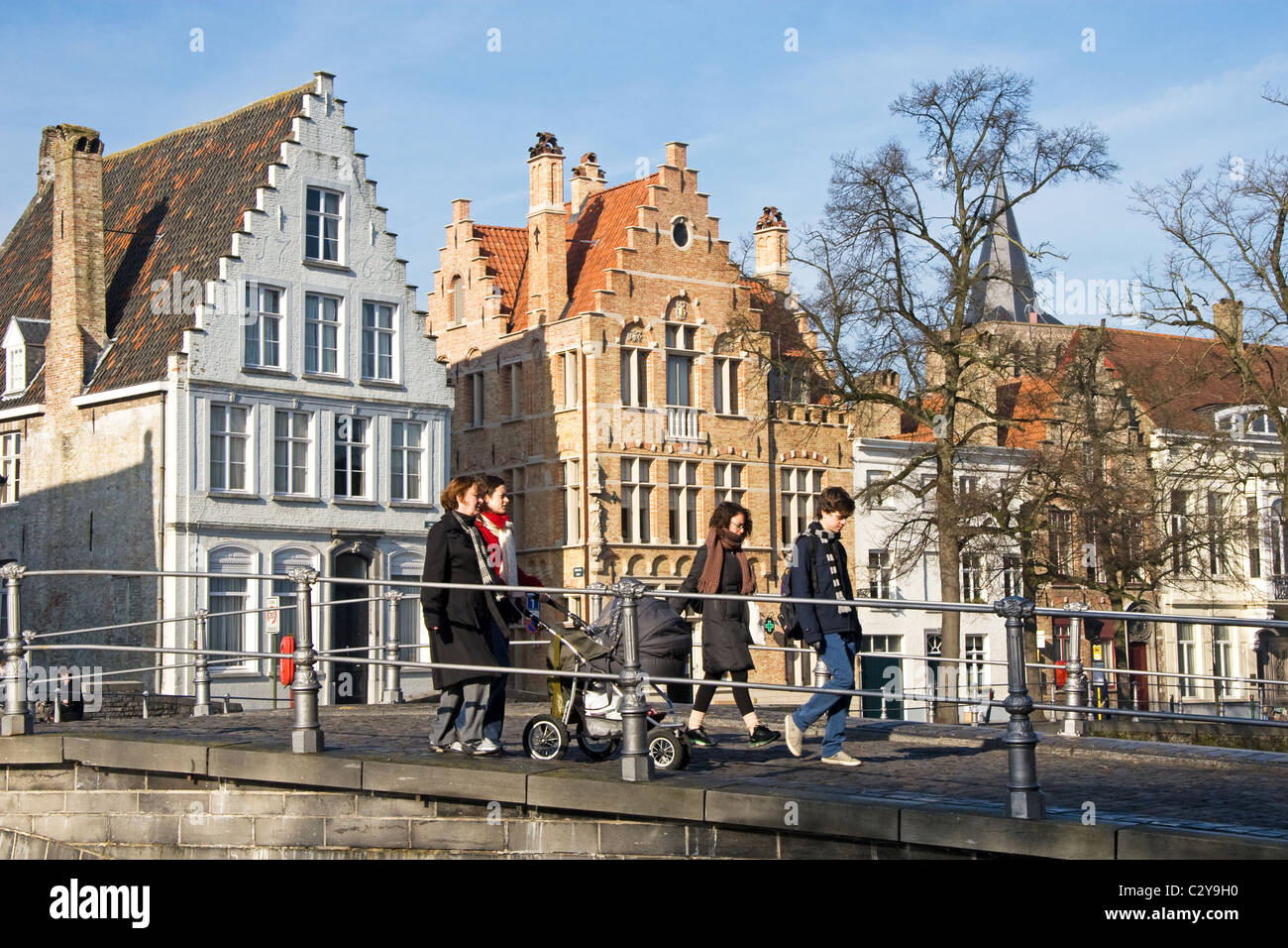 La gente sul ponte sul canale, inverno mattina, Bruges, Belgio, Europa Foto Stock