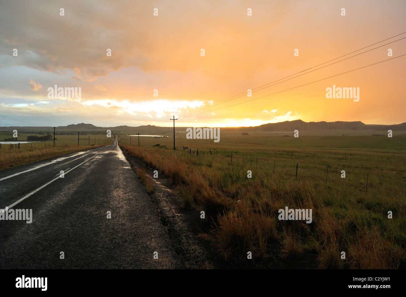 Impostazione del sole dopo la pioggia, Stato Libero Provincia, Sud Africa Foto Stock