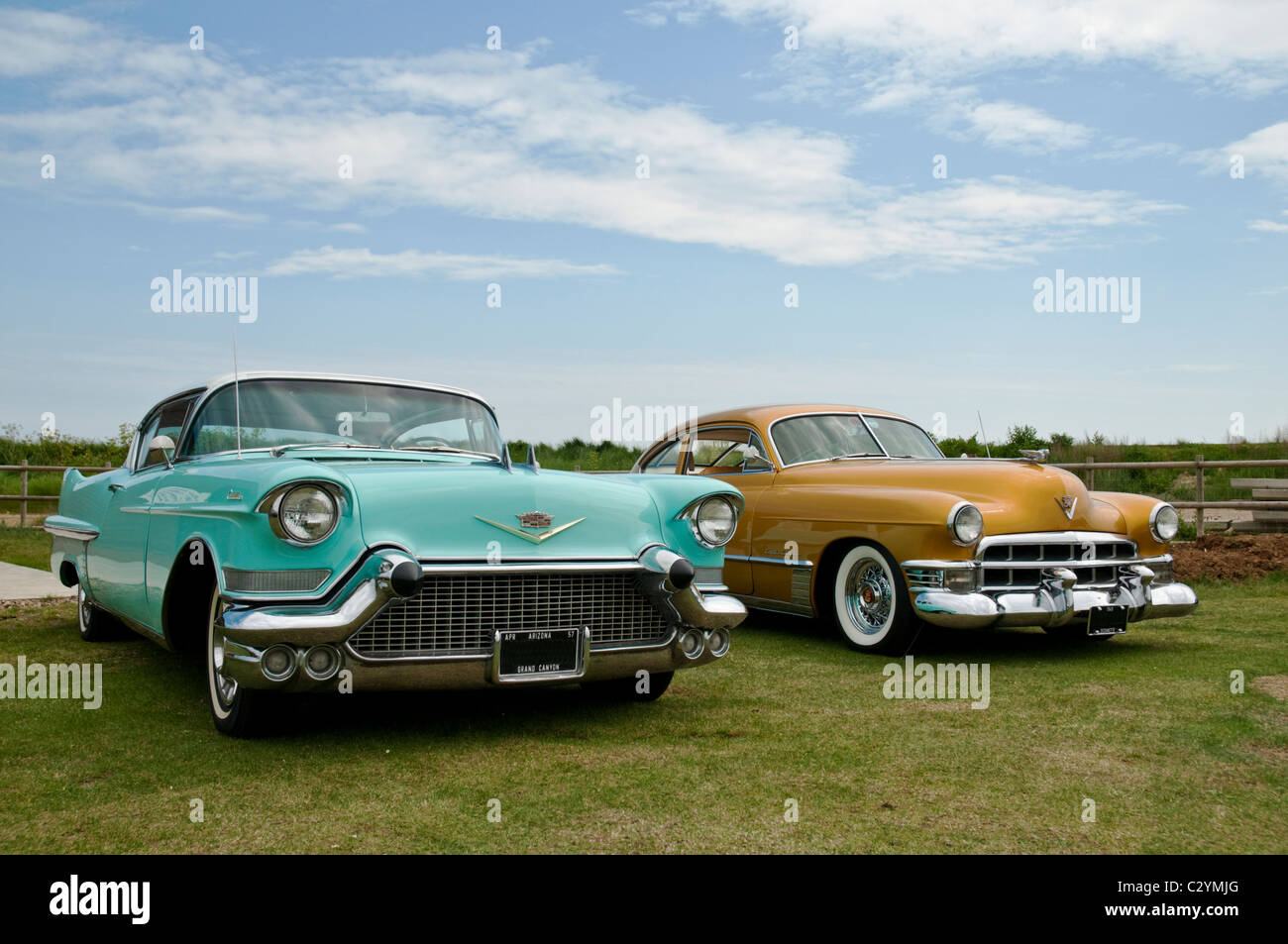 Due vintage American cars parcheggiato su erba. Foto Stock