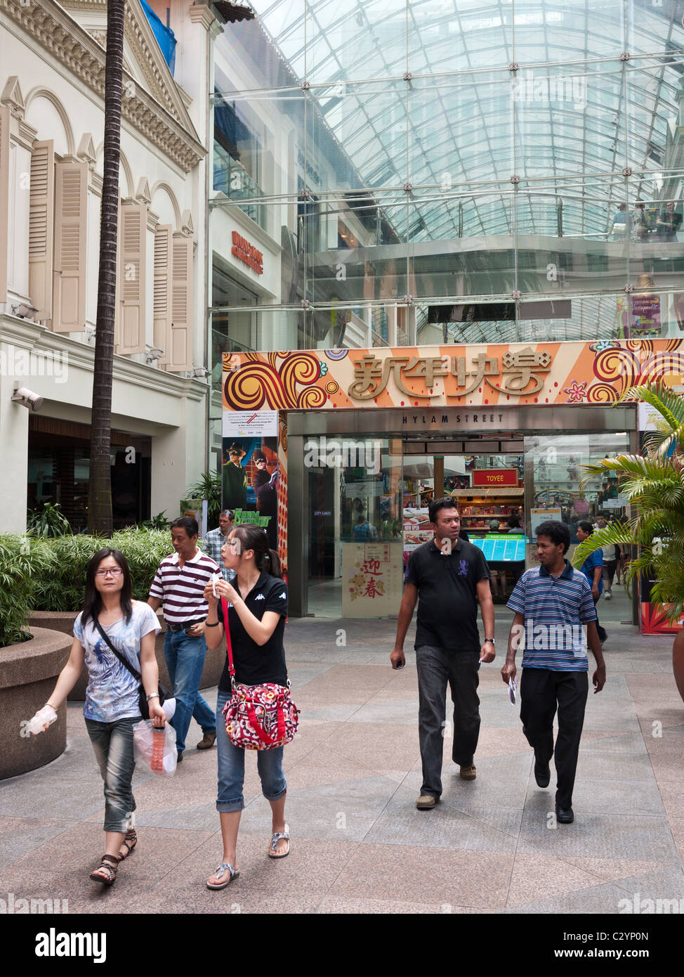 Gli amanti dello shopping a giunzione di Bugis Shopping Centre, Singapore Foto Stock