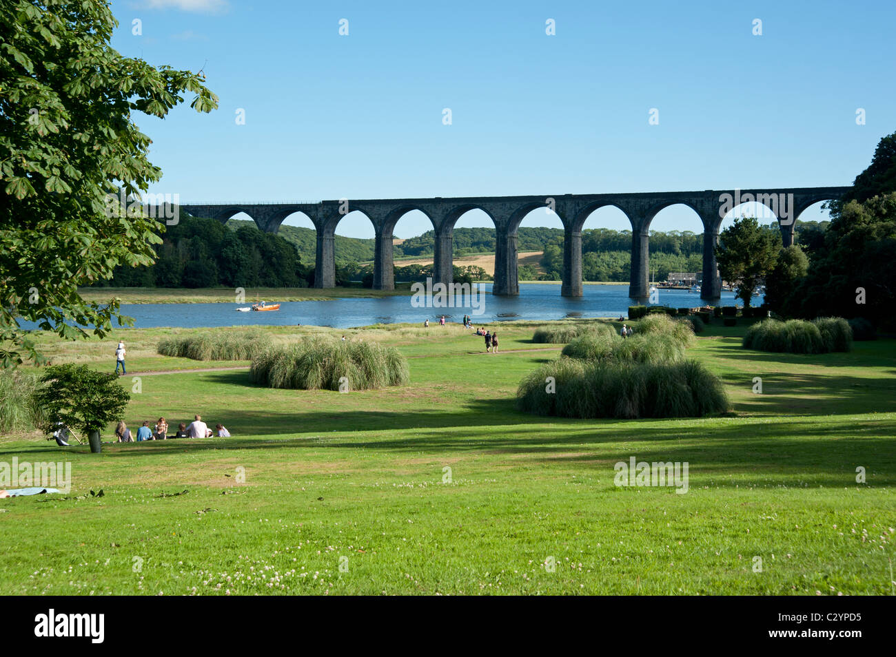 Guardando il viadotto e i prati di Port Eliot Festival Letterario San tedeschi Cornwall Regno Unito Foto Stock