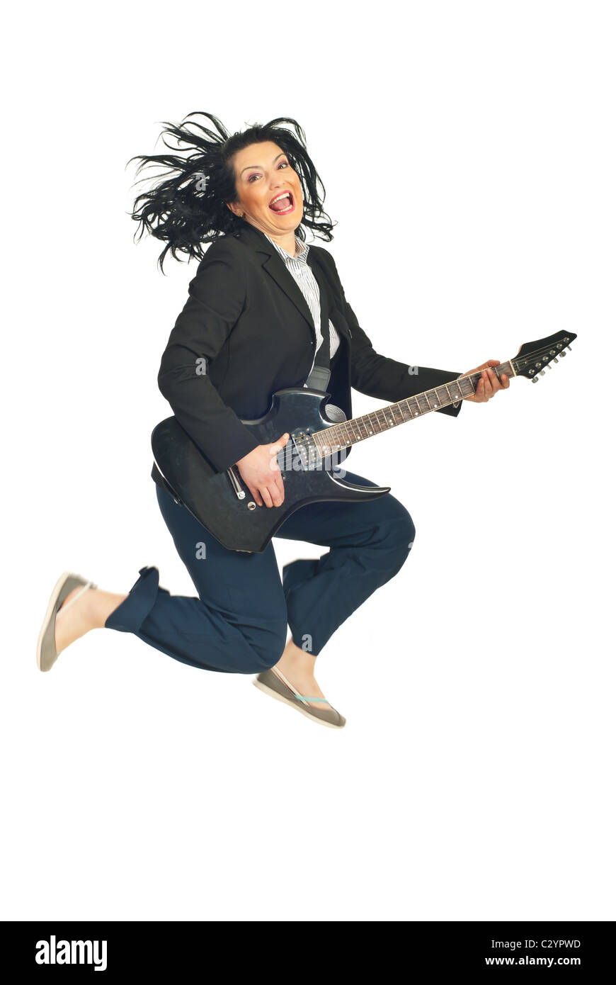 Energy Business donna a saltare e cantare con la chitarra isolato su sfondo bianco Foto Stock