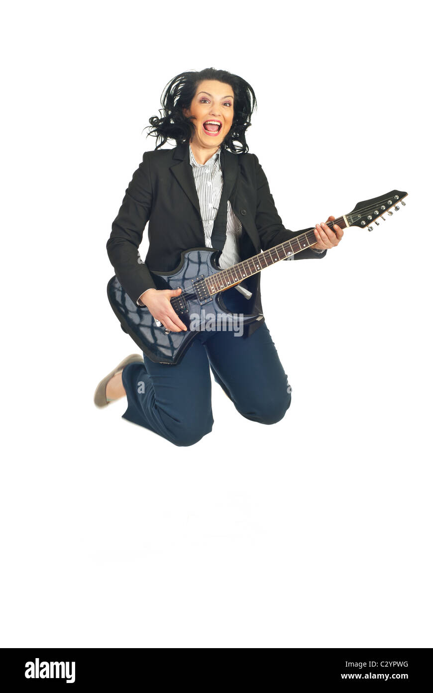 Allegra donna formale a suonare la chitarra ,a saltare e gridare isolati su sfondo bianco Foto Stock