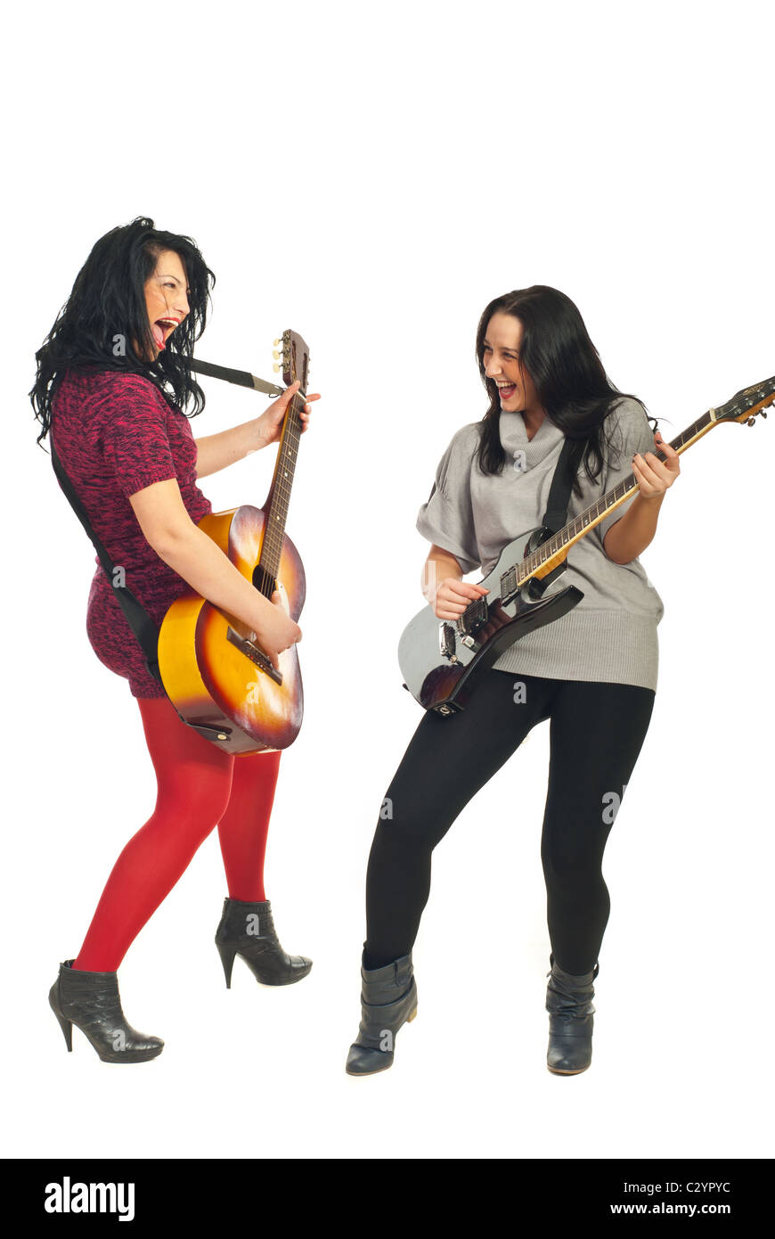 Due donne dinamiche di cantare e suonare la chitarra isolato su sfondo bianco Foto Stock