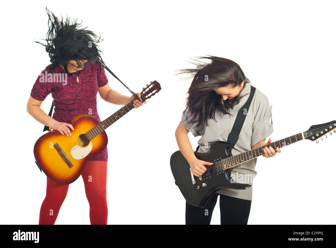 Rockstars band ragazze cantando con chitarre e delle teste di filatura isolati su sfondo bianco Foto Stock