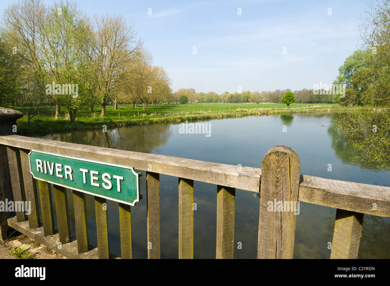 Vista del fiume Test a Mottisfont, Test Valley, Hampshire, Regno Unito Foto Stock