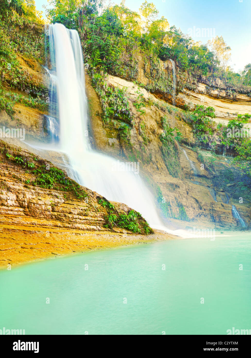 Bella cascata ad estate giornata di sole. A Bohol Foto Stock