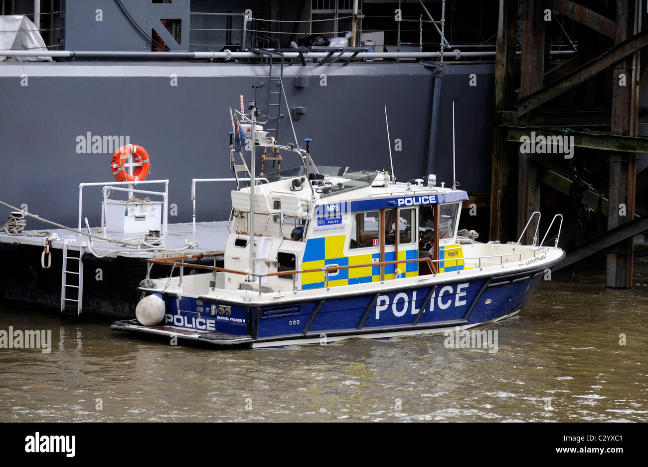 Una barca di polizia sul Tamigi a Londra Foto Stock