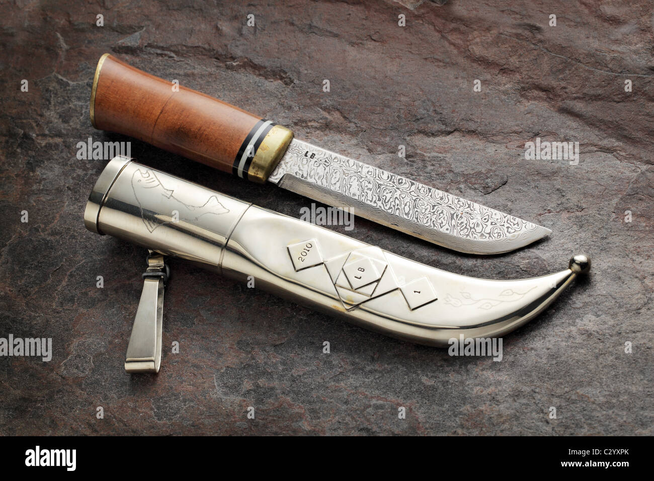 Fatte a mano "finlandese" puukko coltello. Un puukko è un tradizionale finlandese o stile Scandinavo cinghia-coltello. Foto Stock