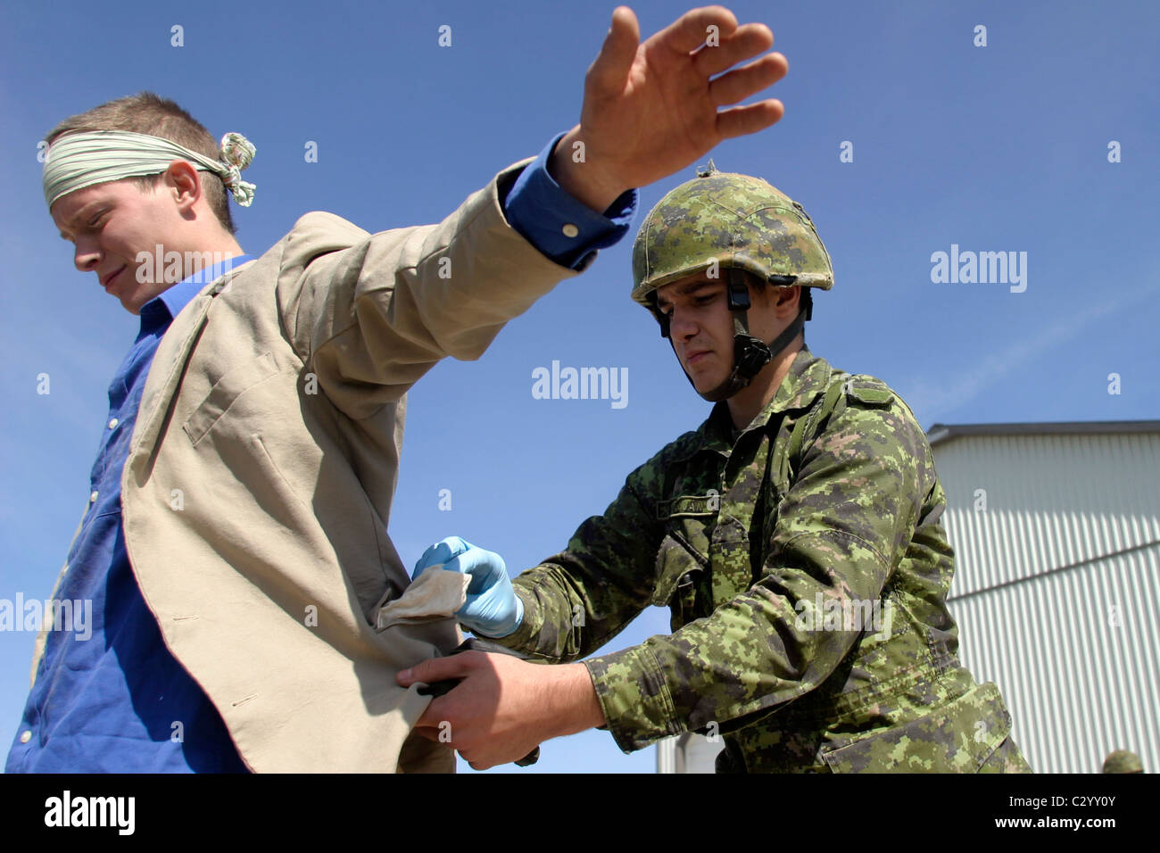 Soldato canadese(s) partecipare ad esercitazioni prima di essere inviato al Canadian Forces Base Kandahar in Afganistan. Foto Stock