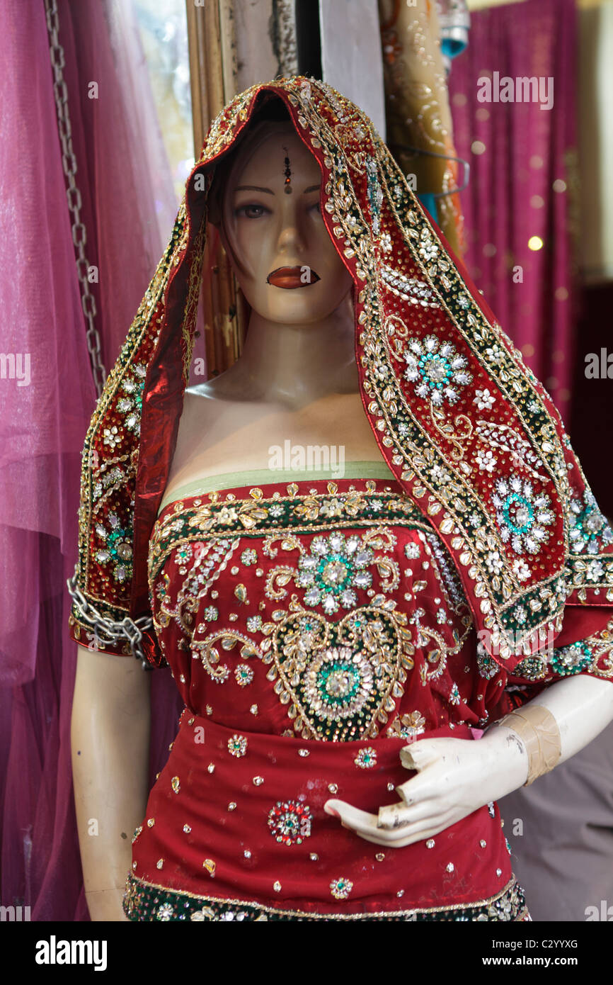 Manichino visualizzazione sari indiani in un negozio a New Delhi, India Foto Stock