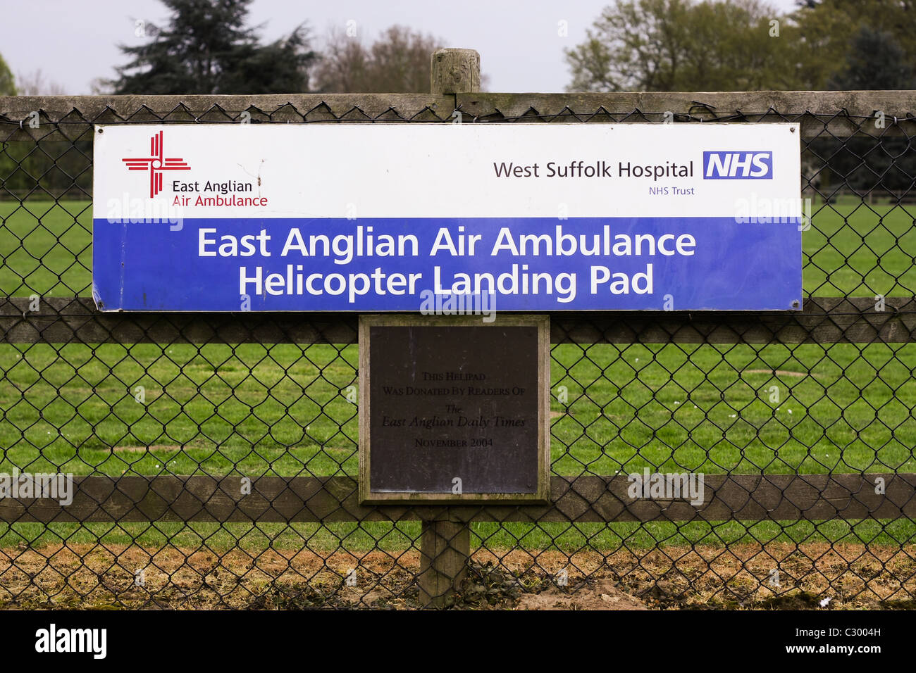 Segno per la East Anglian Air Ambulance elipad presso il West Suffolk Hospital, Bury St Edmunds Foto Stock