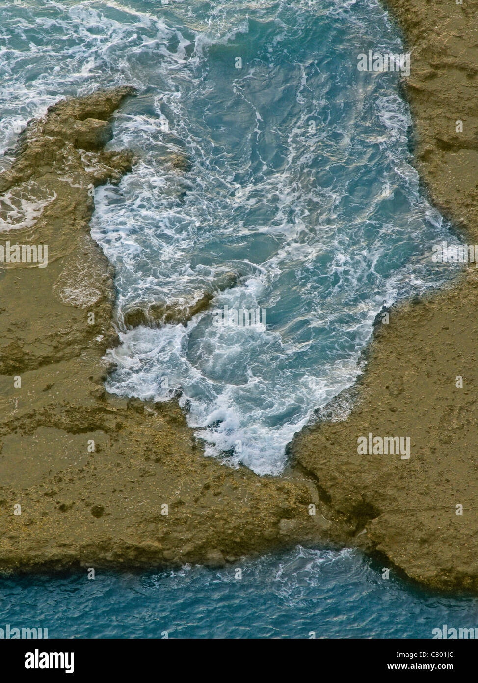 Acqua spruzzi d'onda su una roccia nel mare, Velneshwar, Guhagar, Ratnagiri, Maharashtra, India Foto Stock