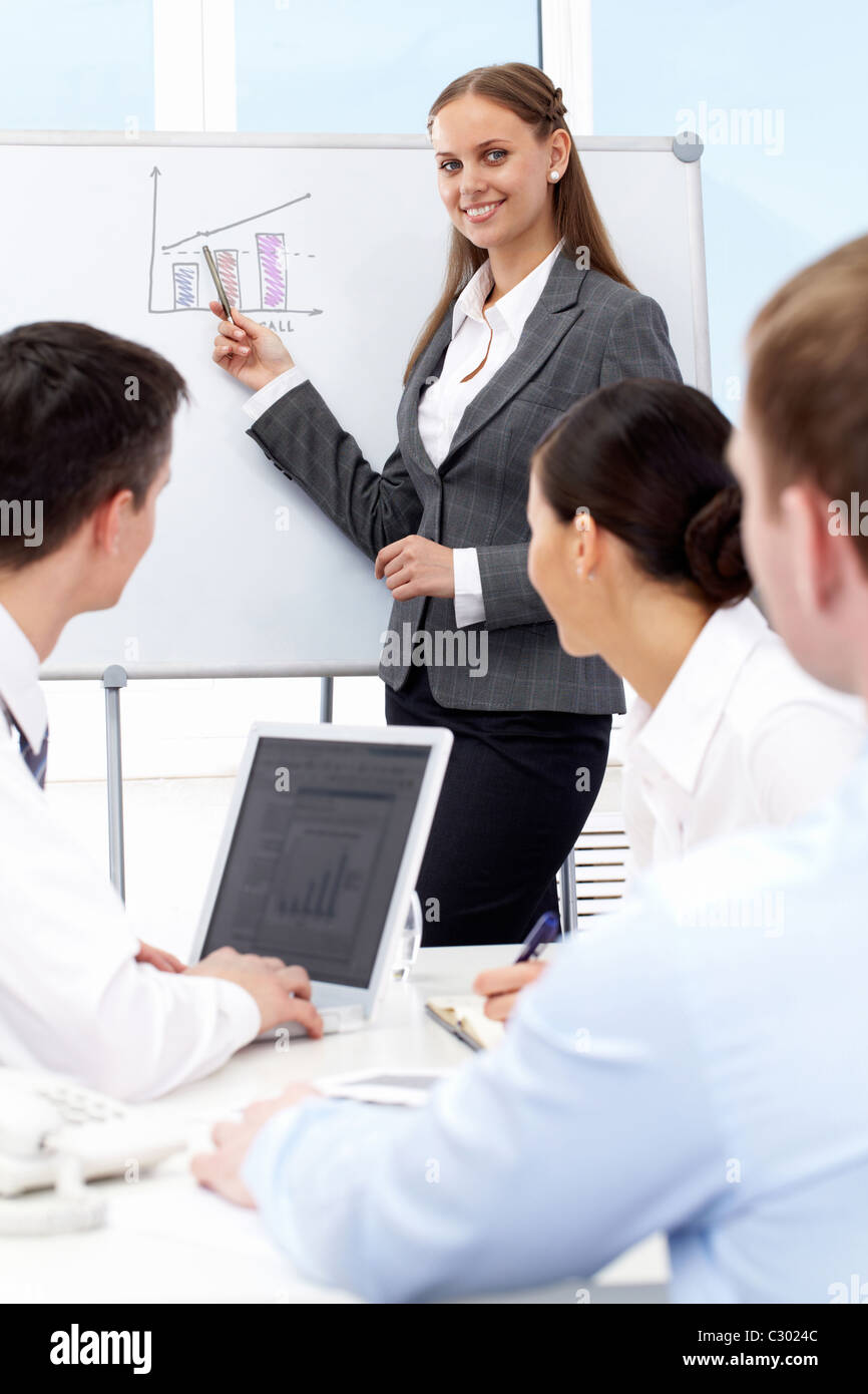 Foto di Imprenditrice di successo lezione di lettura ai suoi colleghi in occasione della presentazione del nuovo progetto Foto Stock