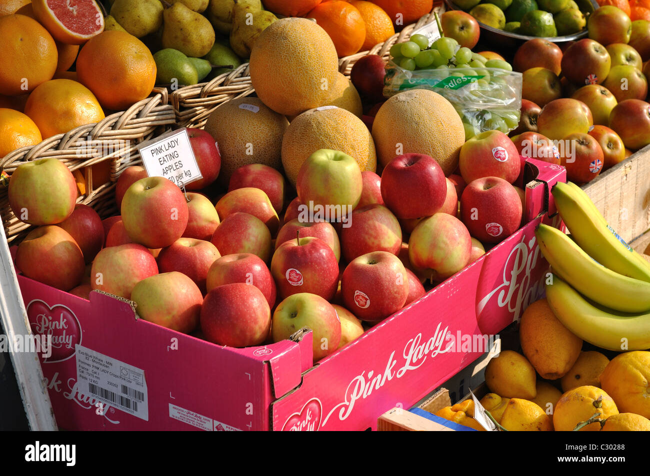 Pink Lady le mele in un display di frutta al di fuori Broadway Deli, Broadway, Worcestershire, England, Regno Unito Foto Stock