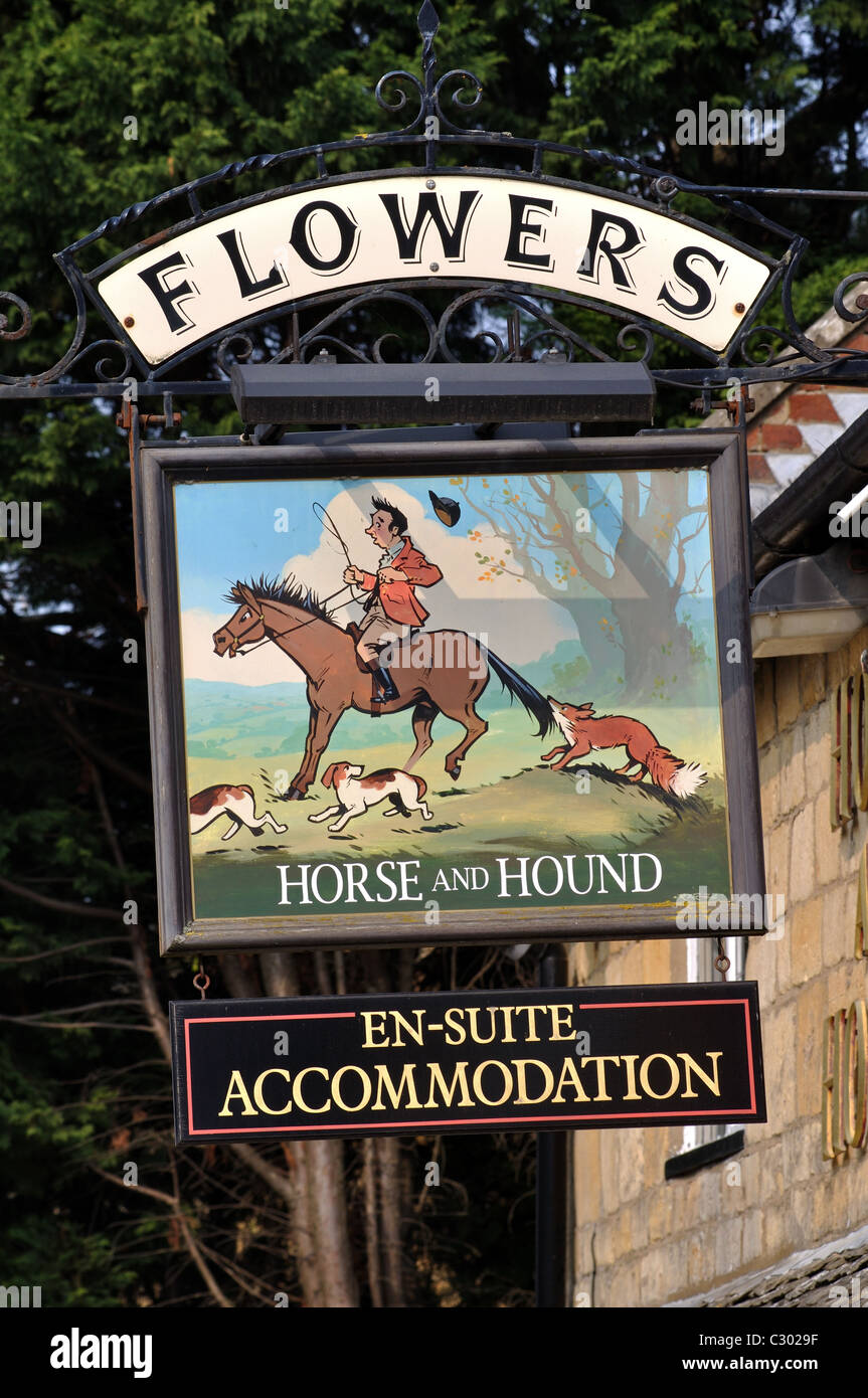 Il Cavallo e Hound pub segno, Broadway, Worcestershire, England, Regno Unito Foto Stock