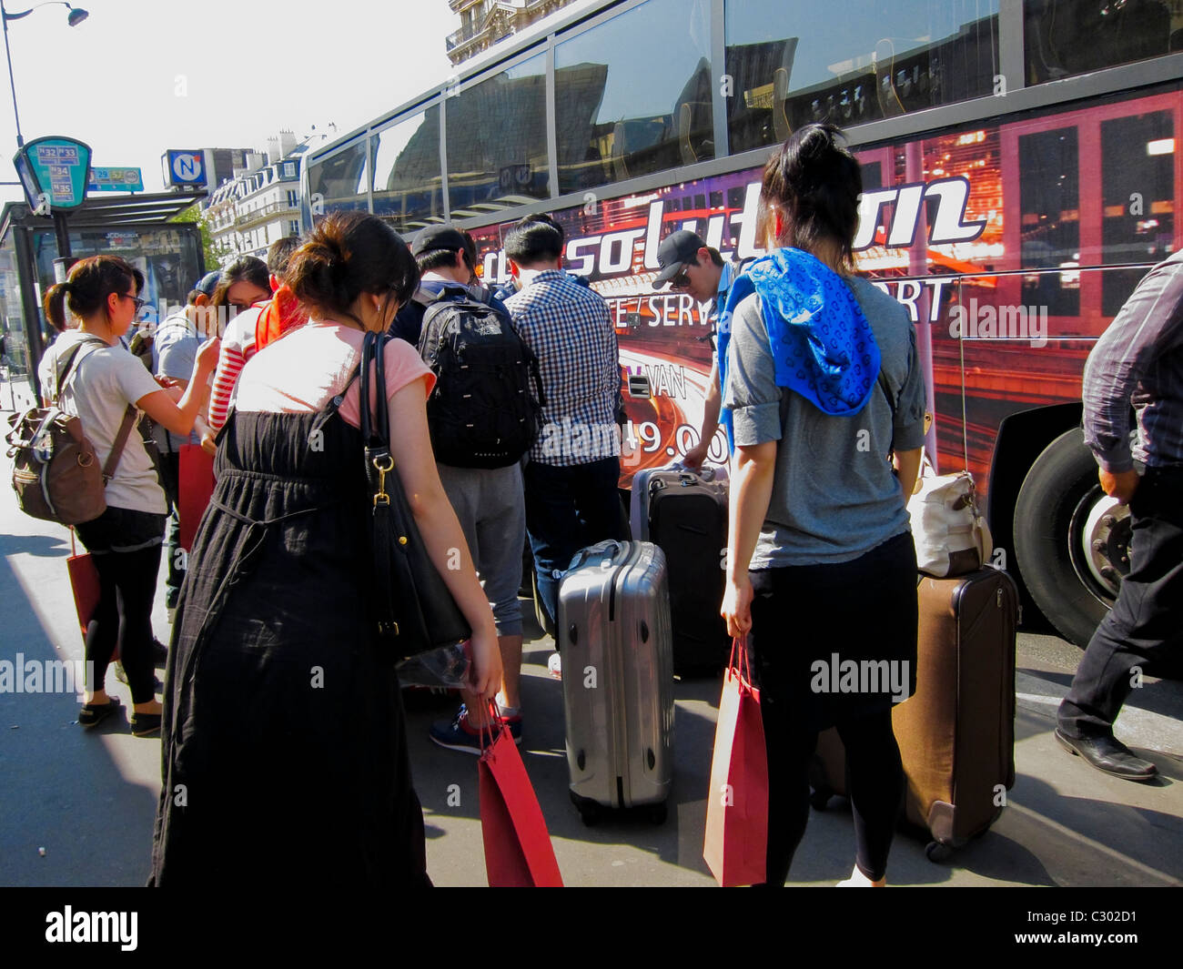 Parigi, Francia, turisti giapponesi che viaggiano con valigie su strada,  Group Tour Bus, vacanze, vacanze Foto stock - Alamy