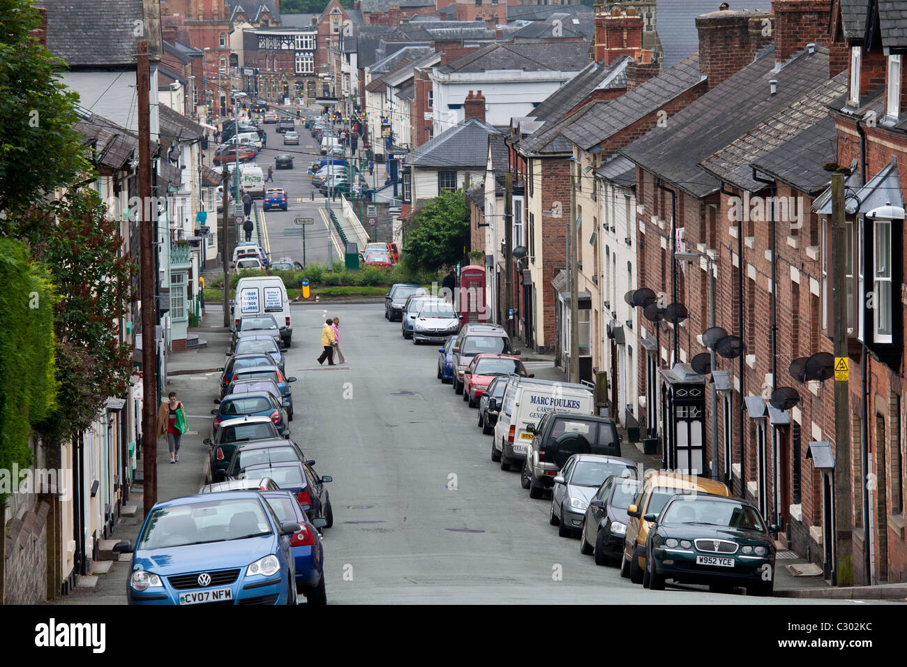 Tipica strada gallese di case a schiera in Crescent Street, Newtown in POWYS, GALLES Foto Stock