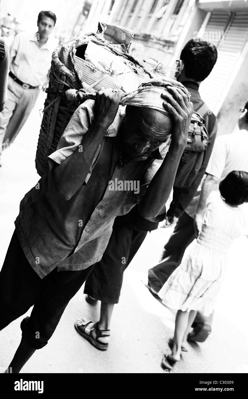 Lavoro duro sherpa portano carichi pesanti , la vita di strada a Kathmandu in Nepal Foto Stock