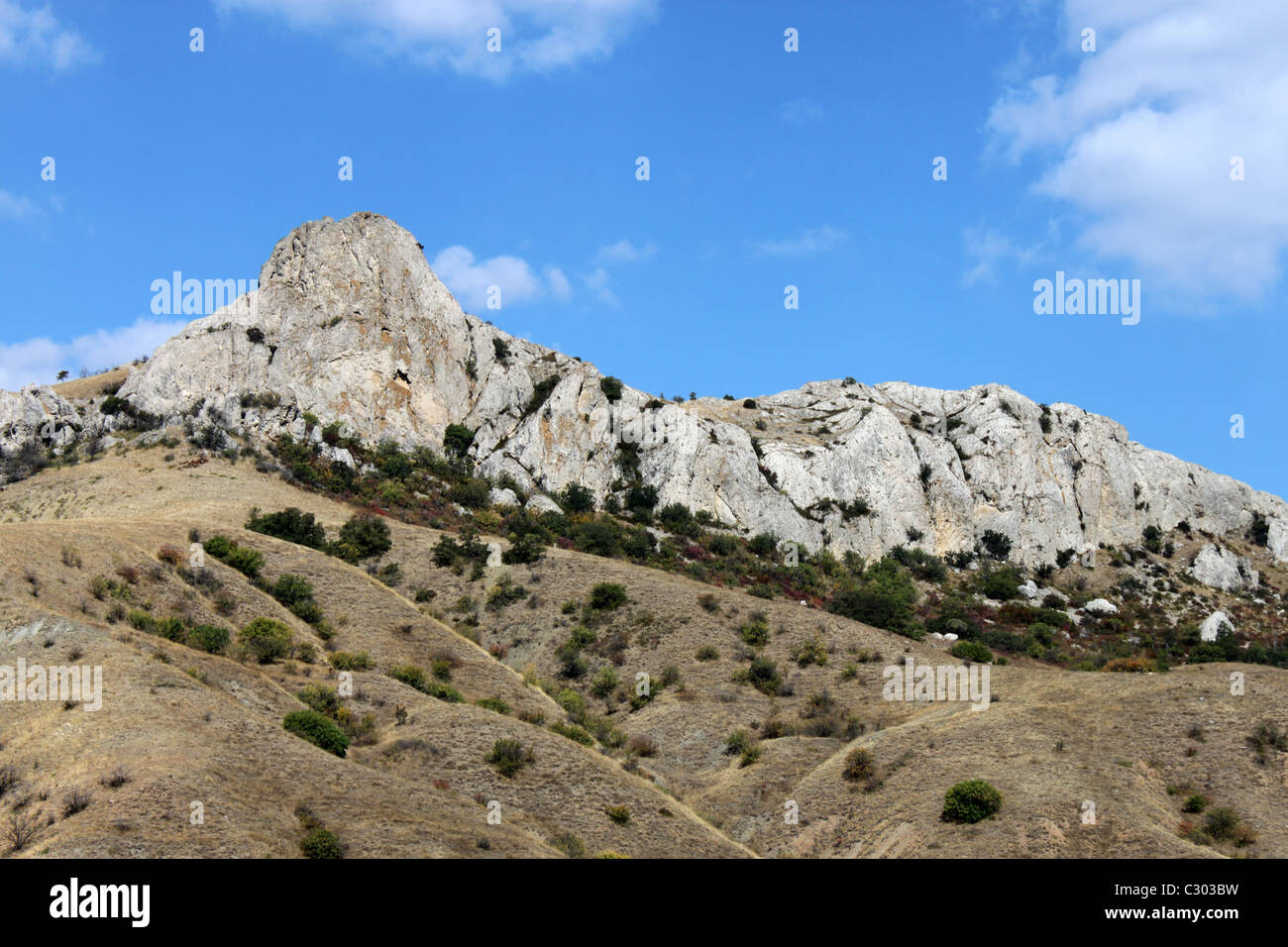 Montagne sotto il cielo blu, Crimea Foto Stock