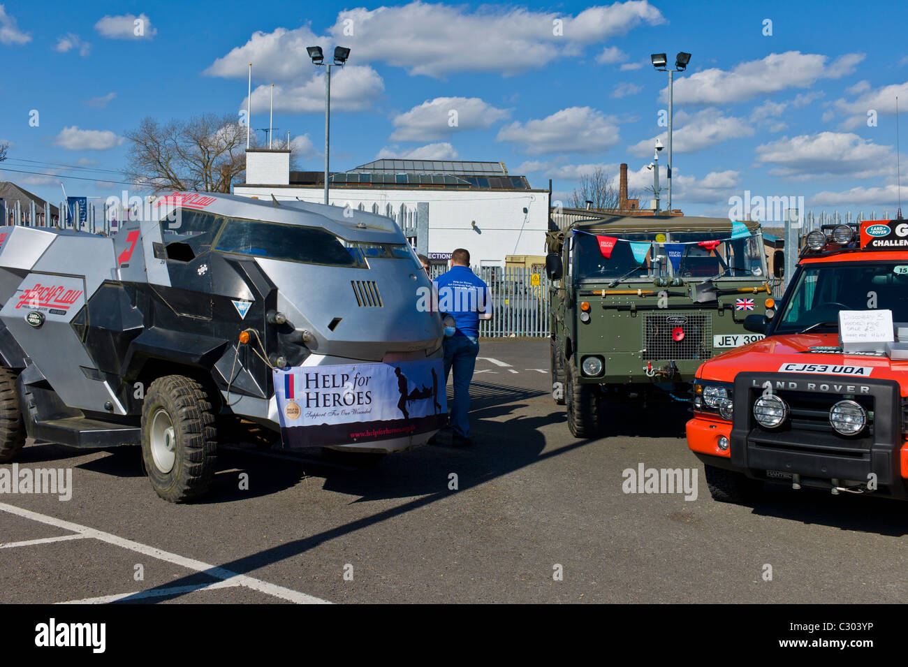 Speciale di conversione per il film basato su un Landrover 110 di comando di marcia avanti - visto giusto. Visto qui la raccolta di fondi per la carità Foto Stock