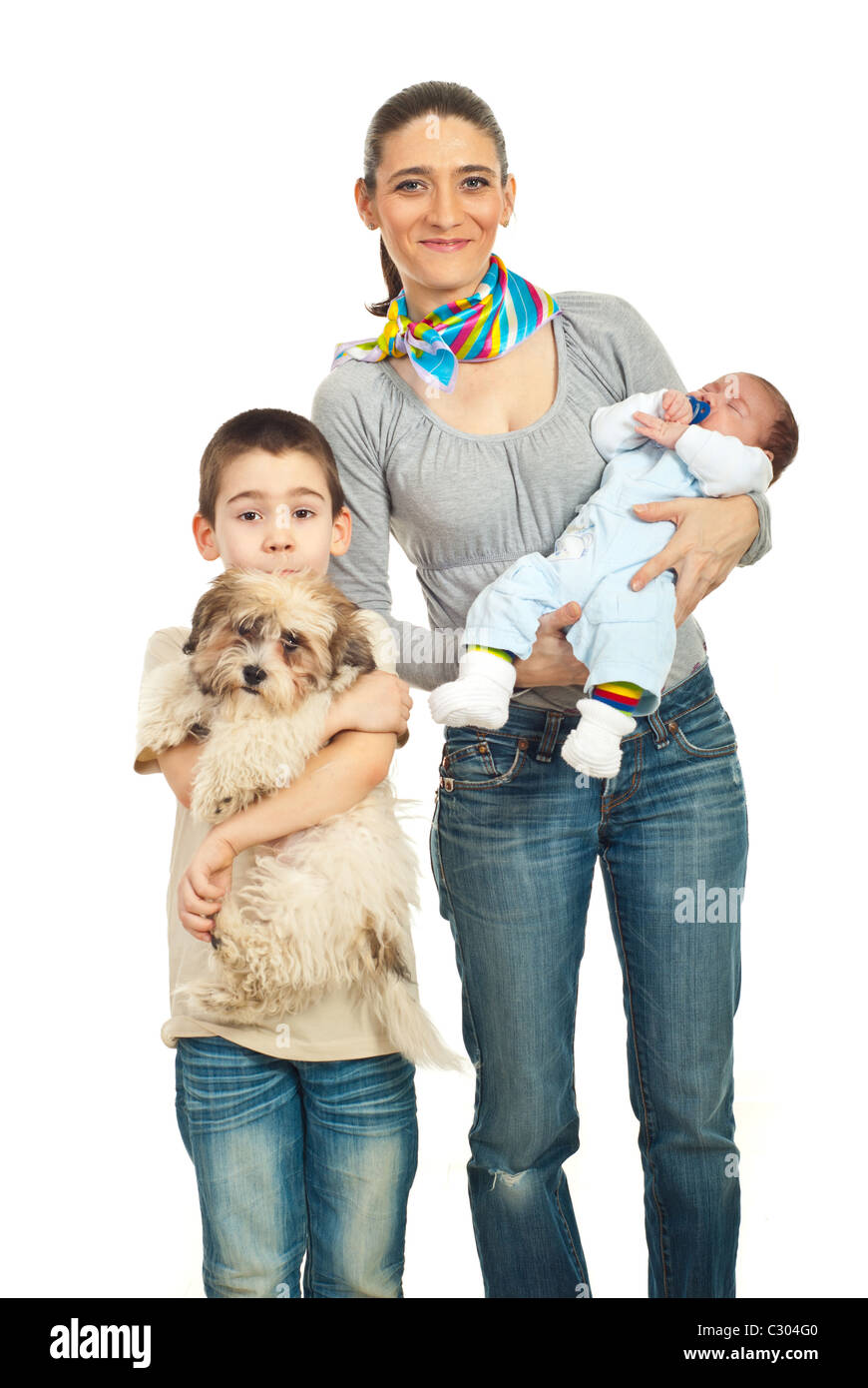 Felice madre con due ragazzi bambini neonati e scolaro e un cucciolo di cane in posa insieme isolato su sfondo bianco Foto Stock