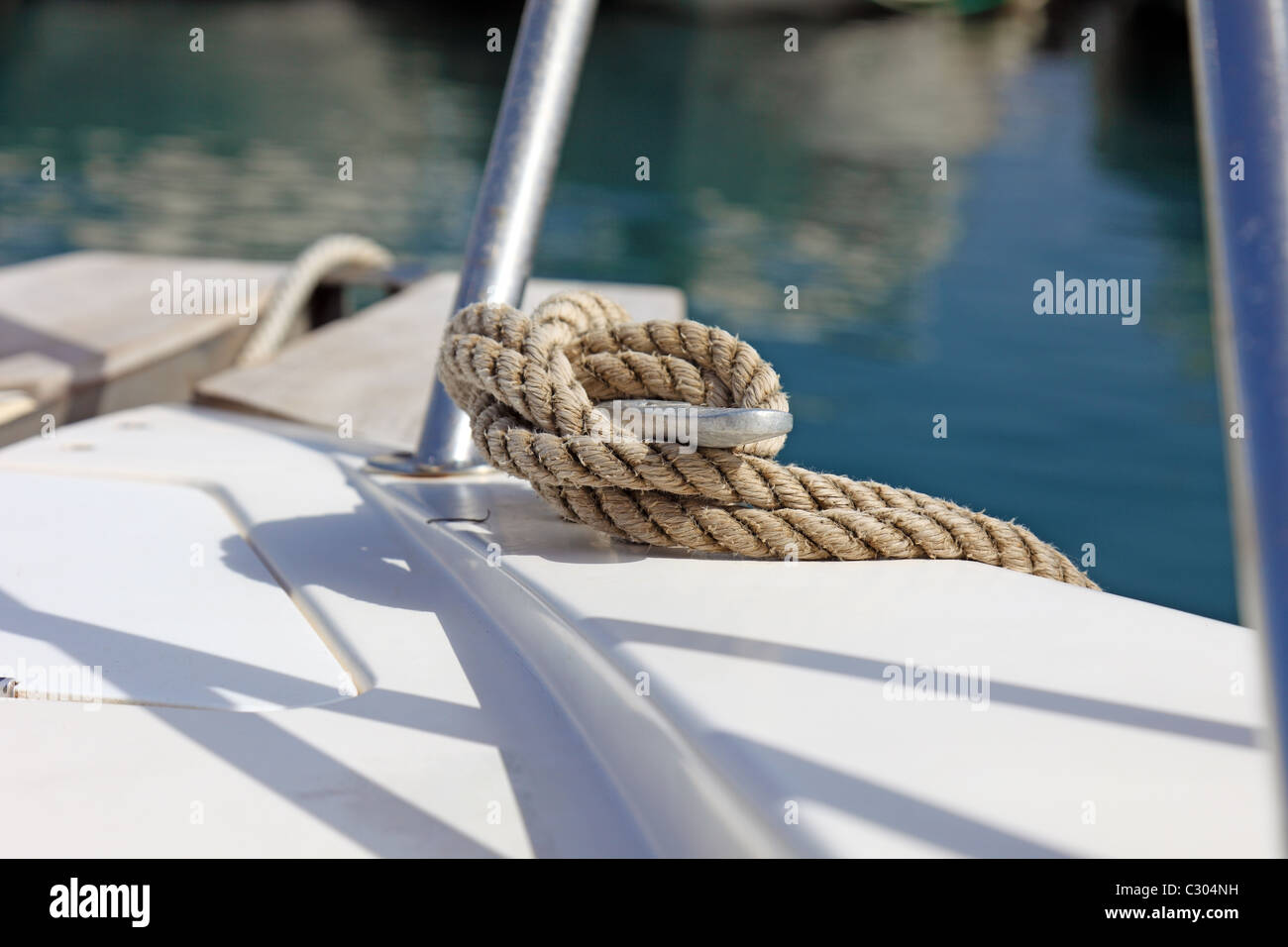 Barca fune sul dock, yacht di fissaggio. Foto Stock