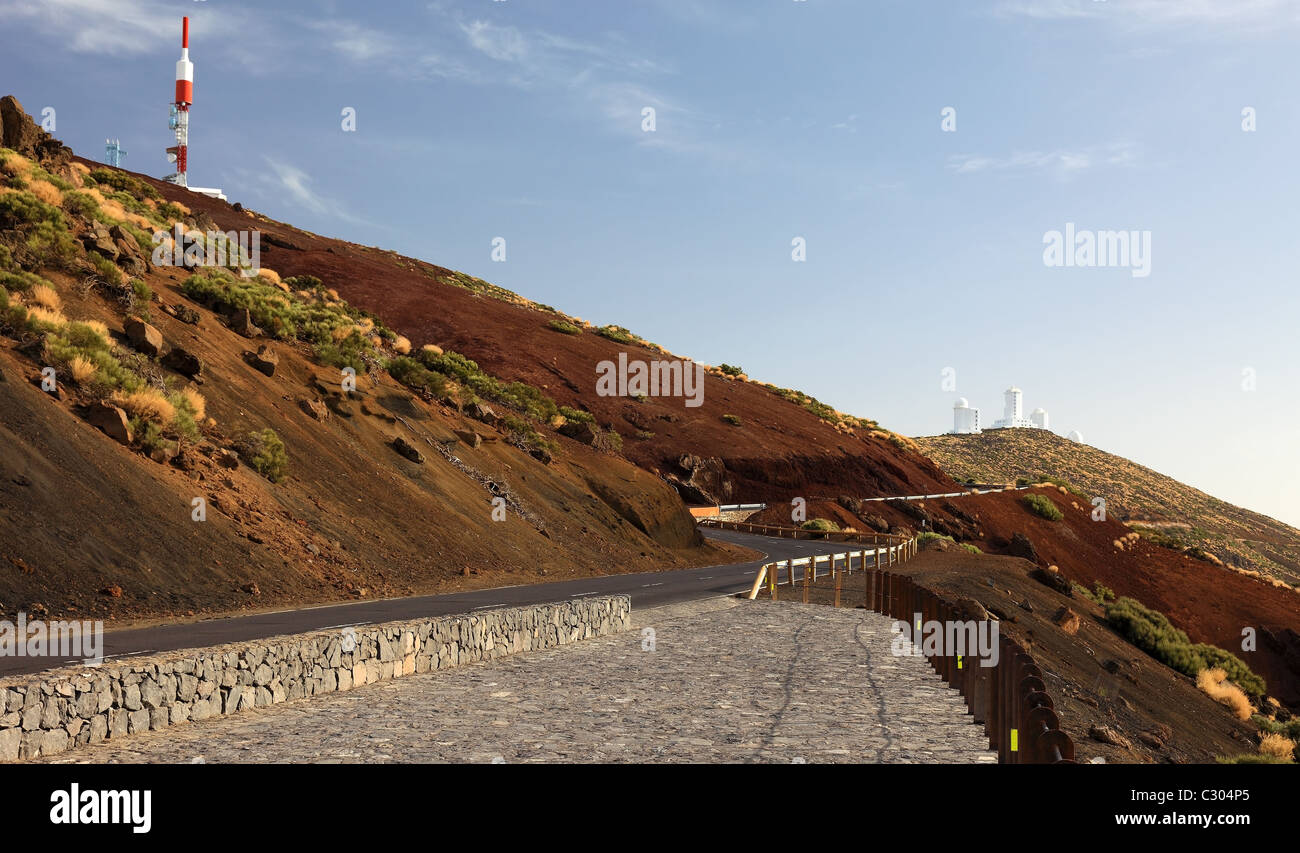 Strada del deserto asfalto strada, orizzonte di viaggio. Viaggio in auto, corsia vuota diritta. Autostrada lungo percorso lontano avanti. Solo modo scoperta Tenerife, Spagna Foto Stock