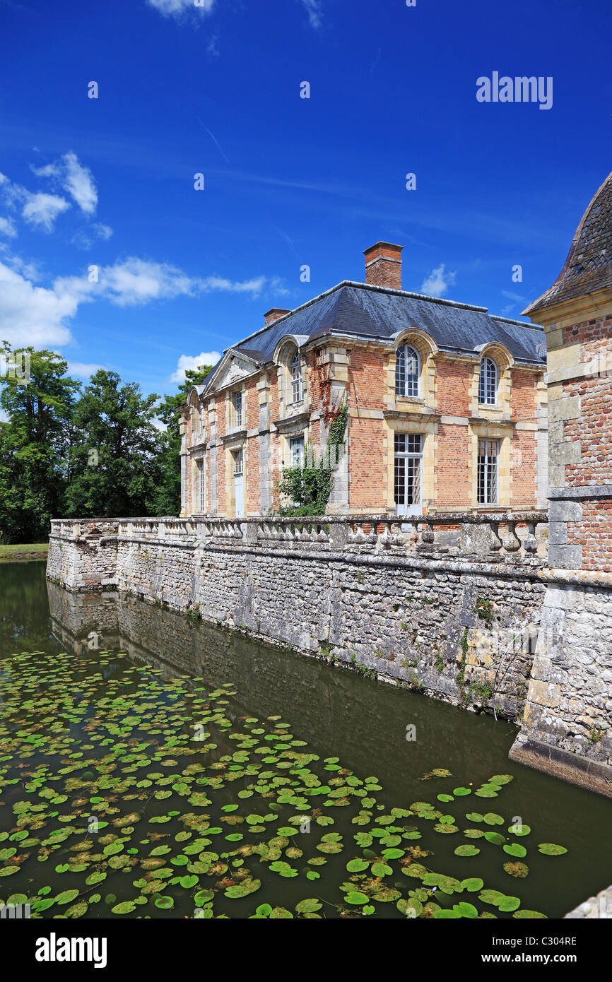 Francese antico palazzo con lago vicino, ora un museo, in Francia, in Europa. Foto Stock