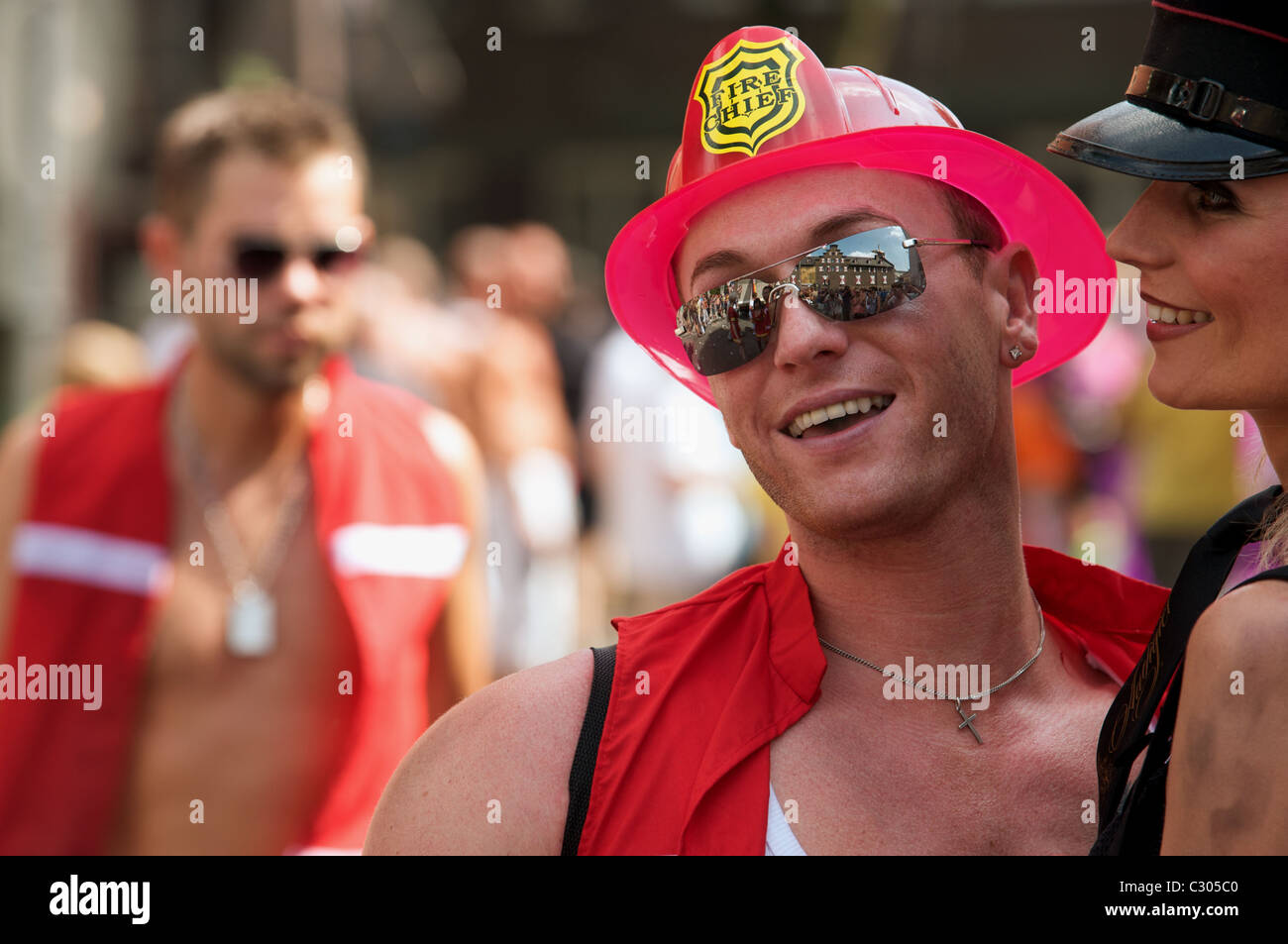 Gay uomo vestito come un vigile del fuoco all'annuale Christopher Street Day parade, Colonia, Germania. Foto Stock