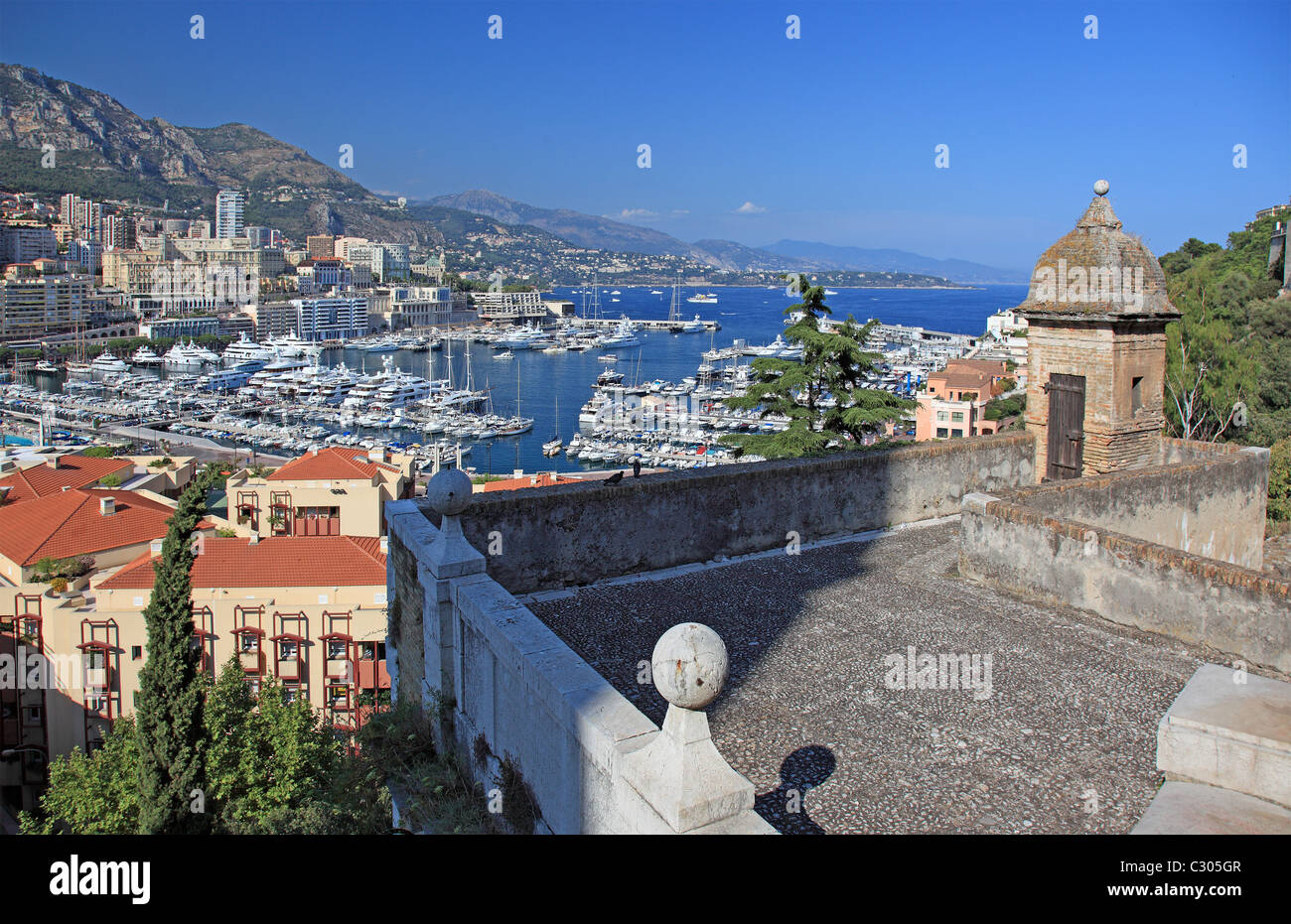 Paesaggio urbano in vista di Monaco principato dalla vecchia torre alta. Foto Stock