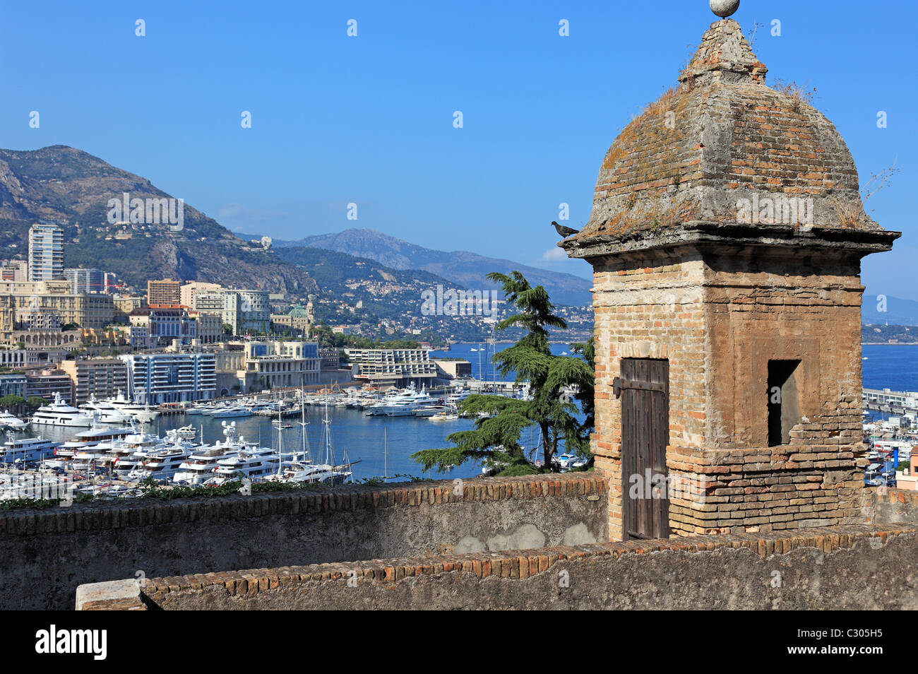 Paesaggio urbano in vista di Monaco principato dalla vecchia torre alta. Foto Stock