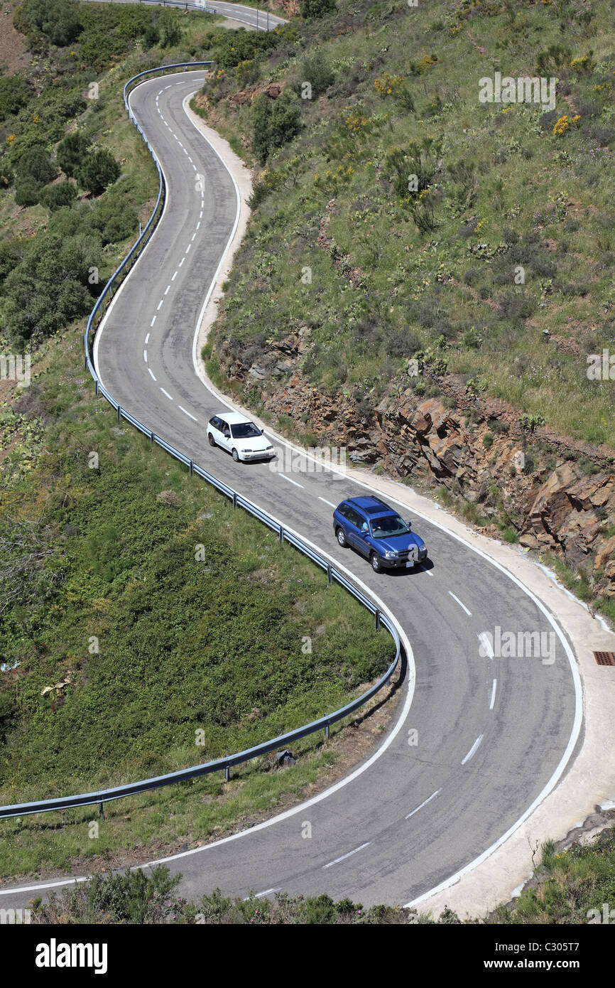 Strada a serpentina nei Pirenei, terra di confine di Francia e Spagna, Europa mediterranea. Foto Stock