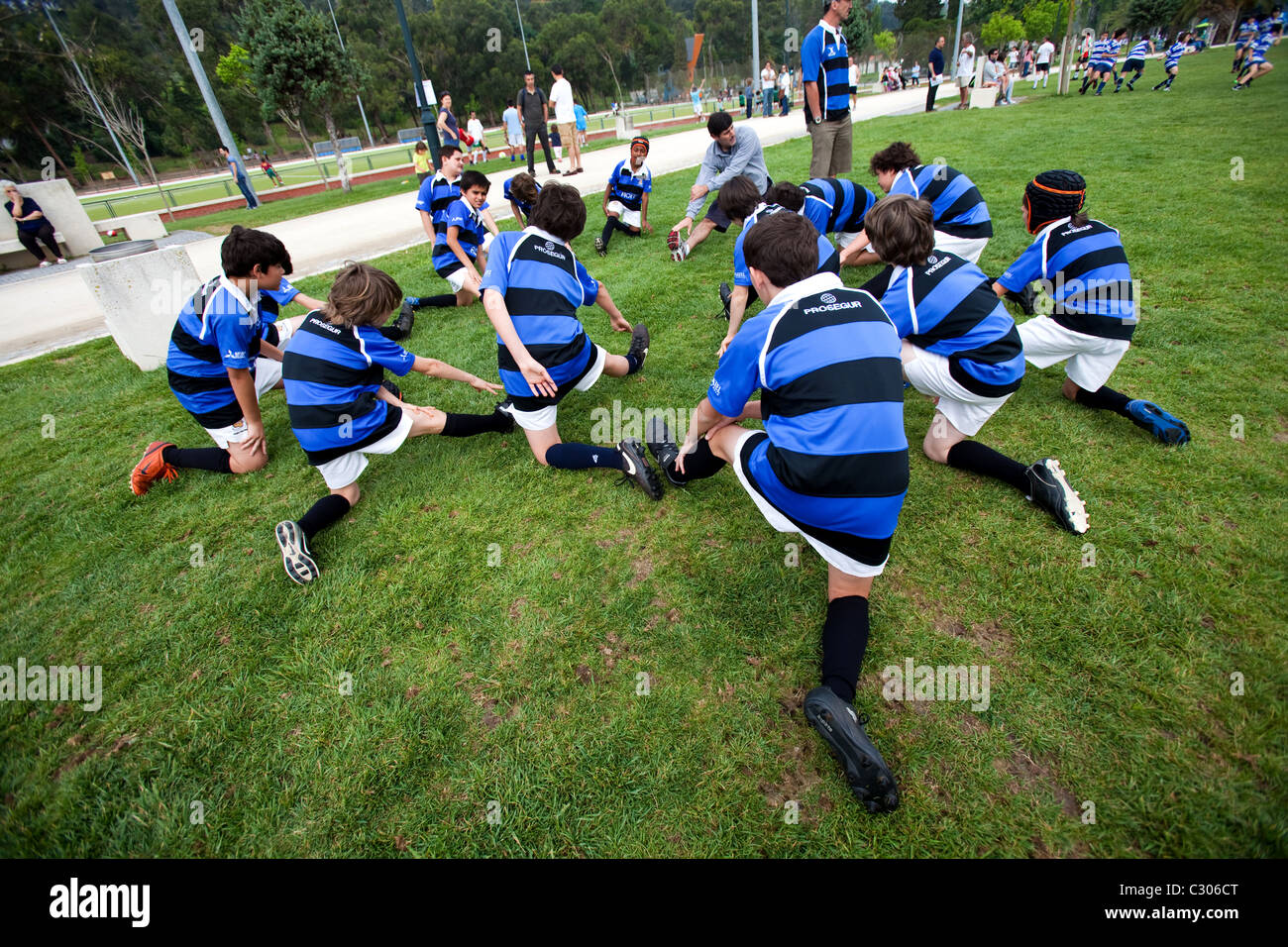 I ragazzi giocano rugby presso il Portogallo Rugby Festival della Gioventù 2011, Lisbona. Foto Stock