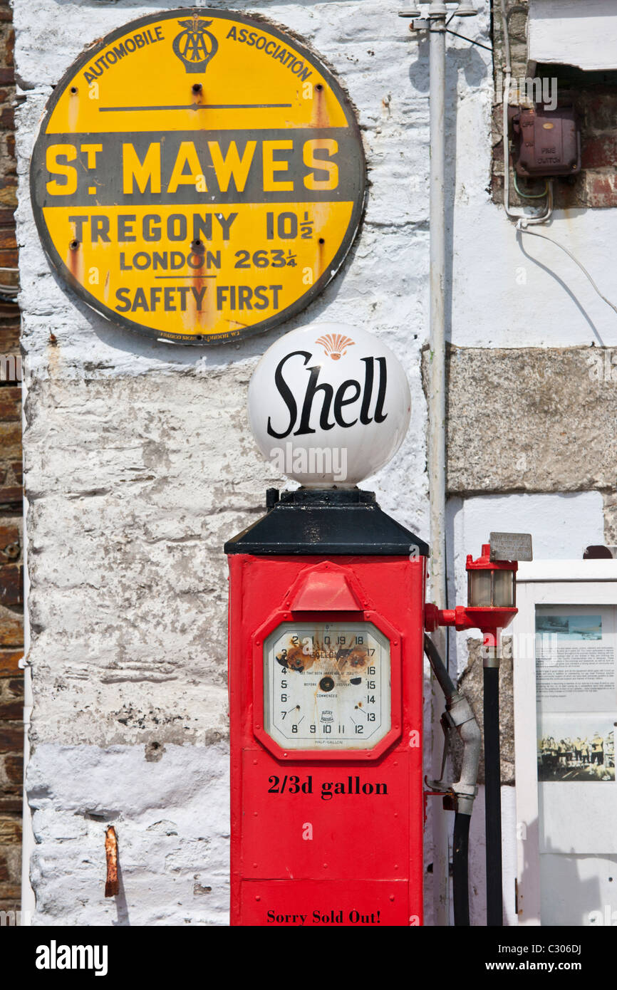 Vintage Shell pompa benzina e Associazione Automobilistica AA segno ephemera a St Mawes attrazione turistica, Cornwall, England, Regno Unito Foto Stock