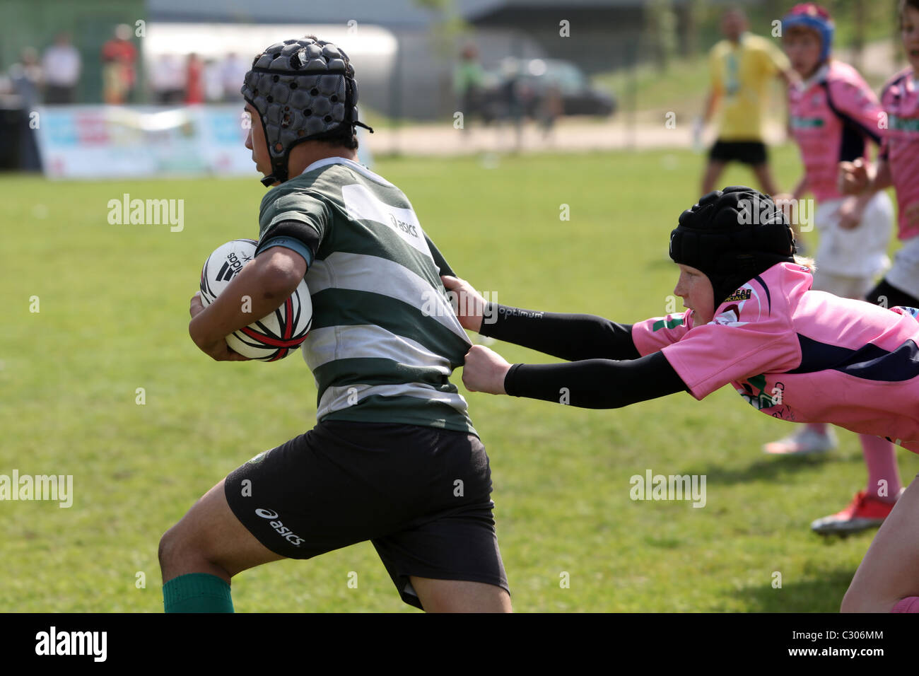 I ragazzi giocando a rugby presso il Portogallo Rugby Festival della Gioventù 2011, Lisbona. Foto Stock