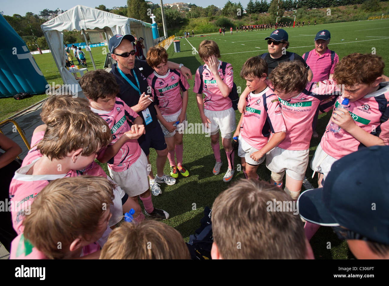 Pullman parla con i giocatori dopo aver vinto una partita di rugby al Portogallo di Rugby Festival della Gioventù 2011, Lisbona. Foto Stock