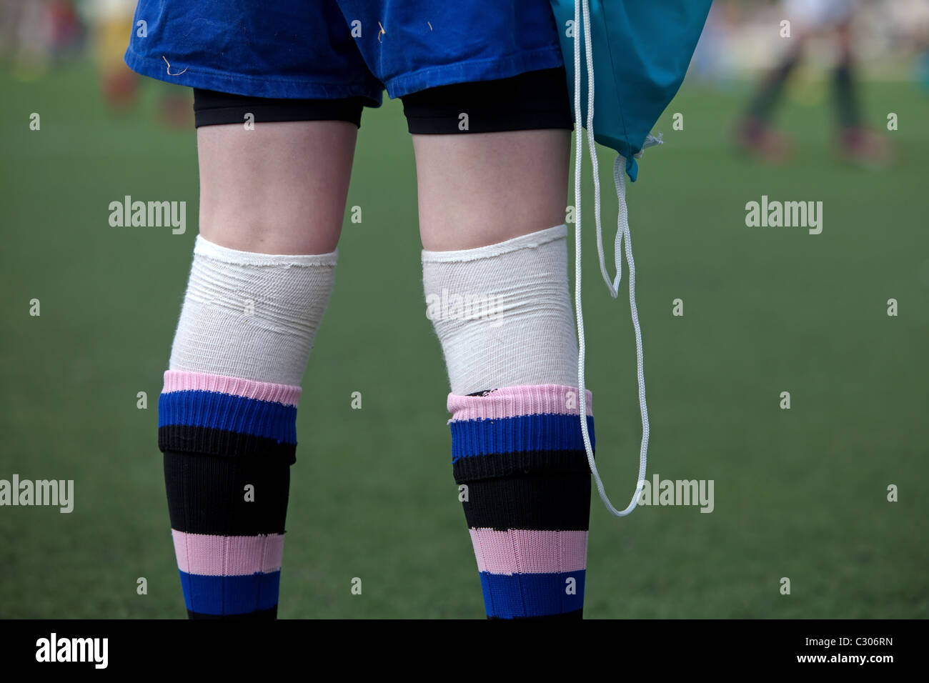 Le gambe del giovane giocatore di rugby in attesa di riproduzione. Foto Stock
