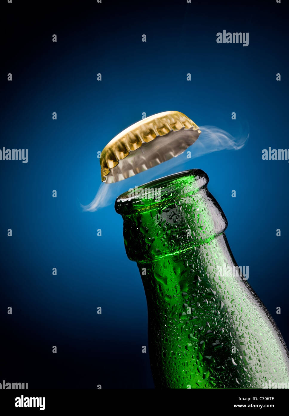 Apertura del tappo di birra con il gas in uscita Foto Stock