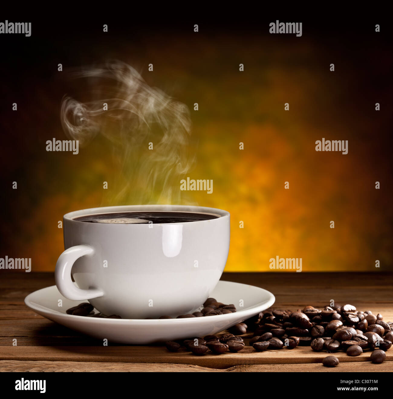 Tazza di caffè con i chicchi di caffè su un bellissimo sfondo marrone. Foto Stock