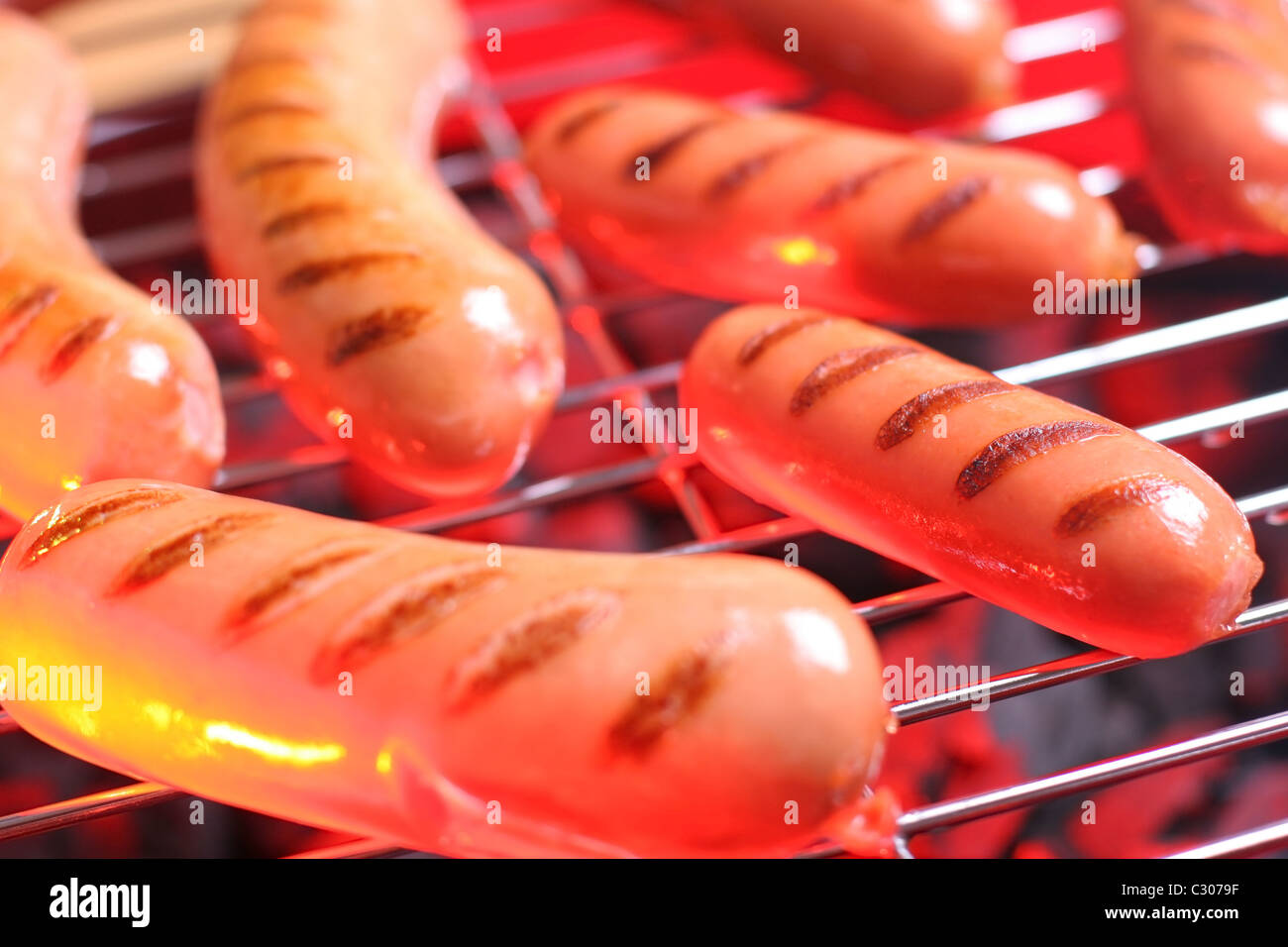 Salsicce calde su barbecue Foto Stock