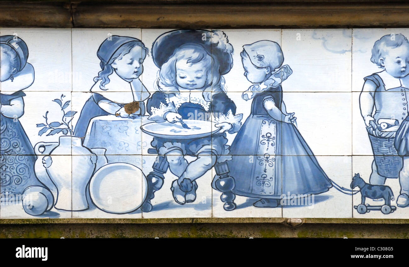 Delft, Paesi Bassi. Bianco e blu Delft piastrelle ceramiche sopra shopfront in Markt (piazza principale) Bambini decorare la ceramica Foto Stock