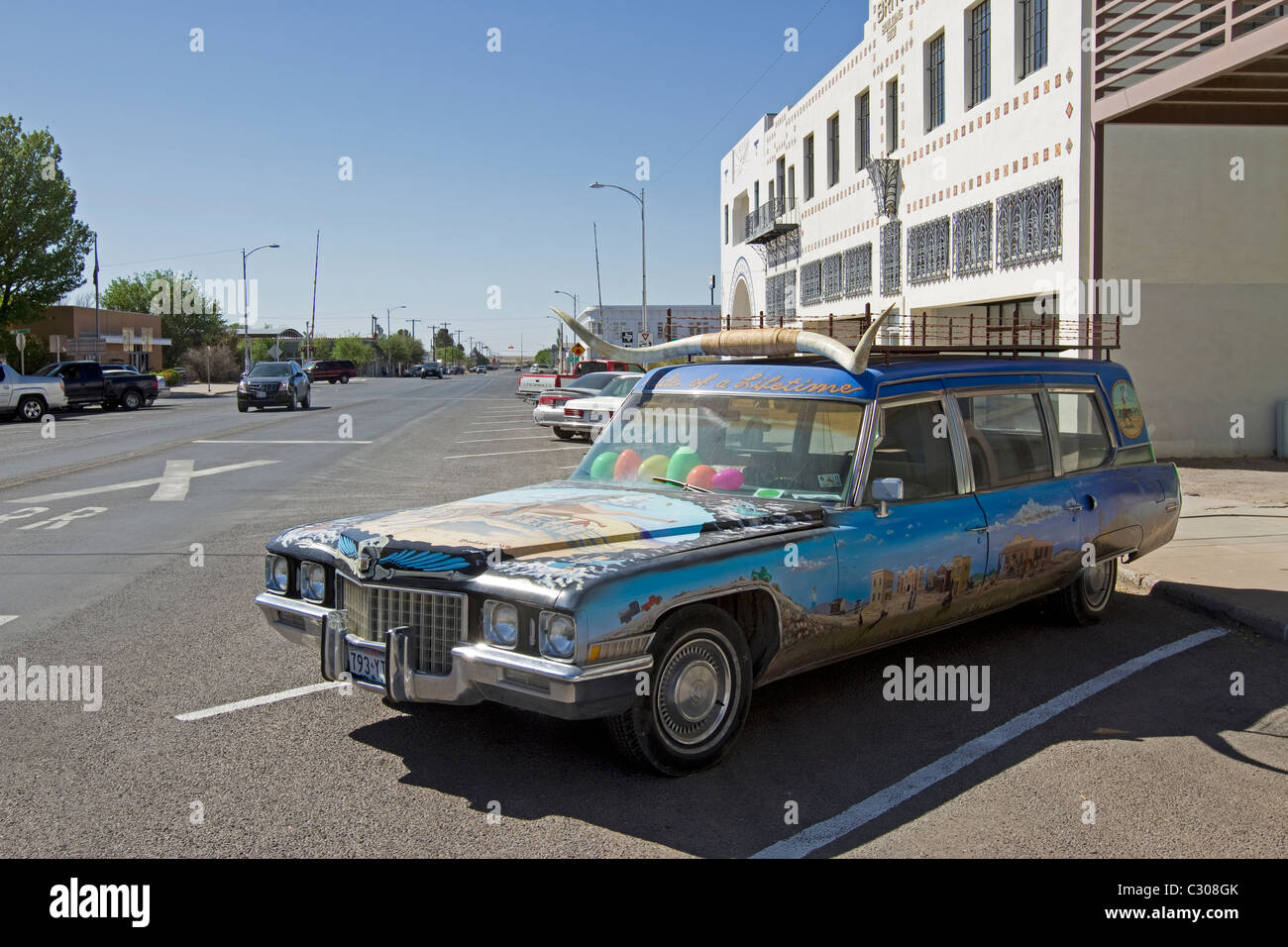 Vecchia Cadillac funebre dipinta e ornata con una coppia di corna lunghe in Marfa, West Texas. Foto Stock