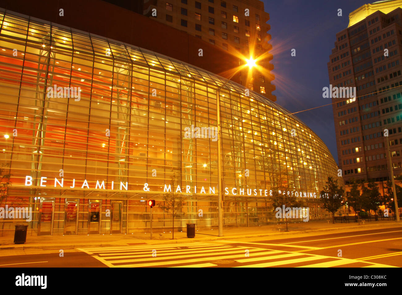 Schuster Centro. Benjamin e Marian Schuster Performing Arts Center di Dayton, Ohio, Stati Uniti d'America, al tramonto. Foto Stock