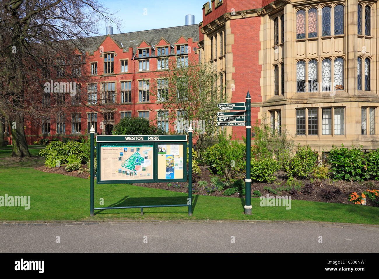 Weston Park information board e fingerpost dalla rotonda, Firth corte, Università di Sheffield, Sheffield South Yorkshire, Inghilterra, Regno Unito. Foto Stock