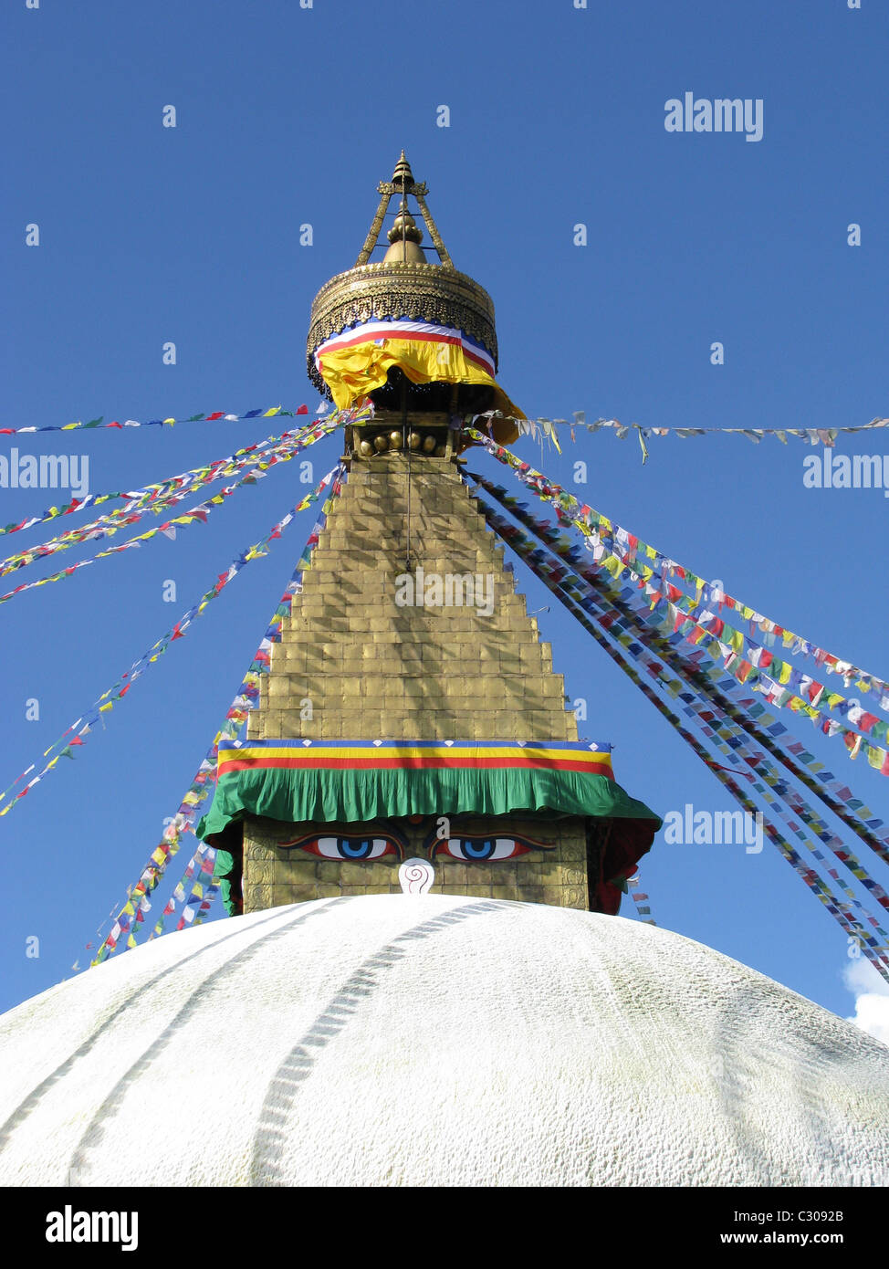 Bodhnath stupa e bandiere di preghiera, tempio buddista a Kathmandu in Nepal Foto Stock