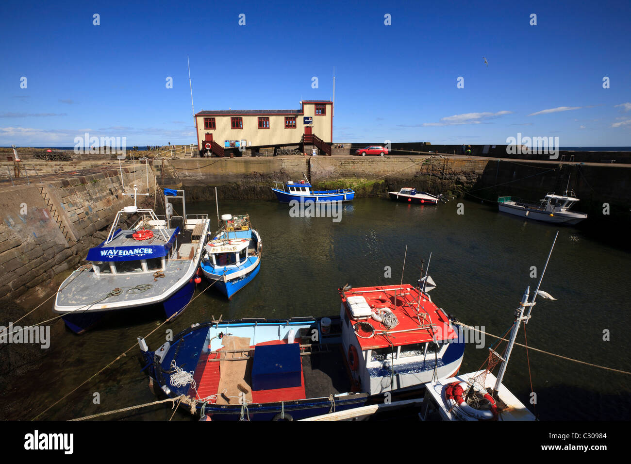 La stazione di salvataggio e le barche nel porto di St. Abbs, Berwickshire. Foto Stock