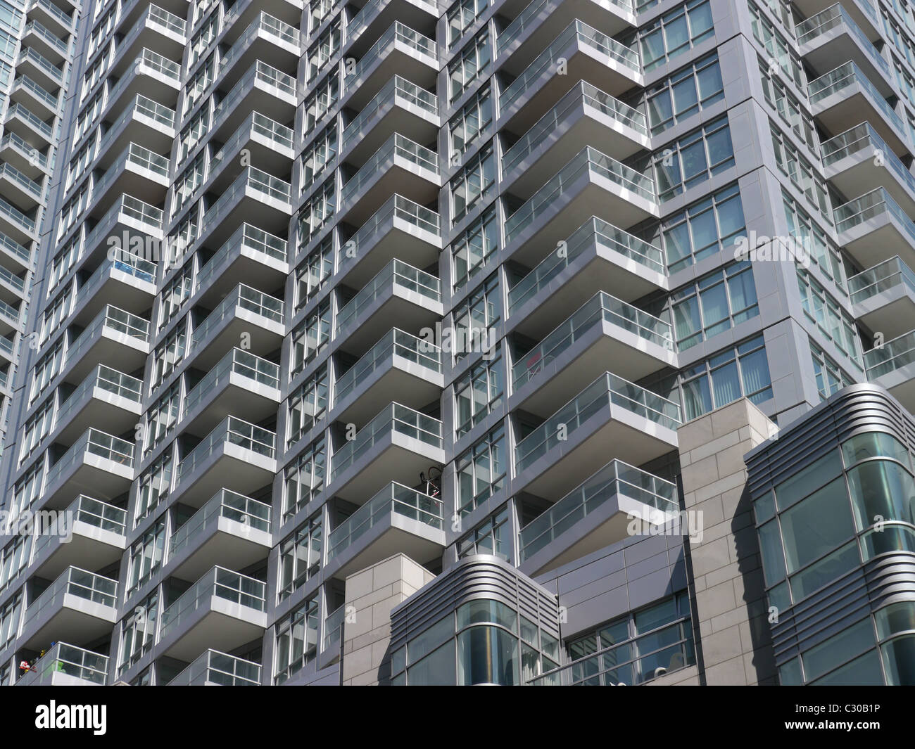 Moderno edificio di appartamenti balconi Foto Stock